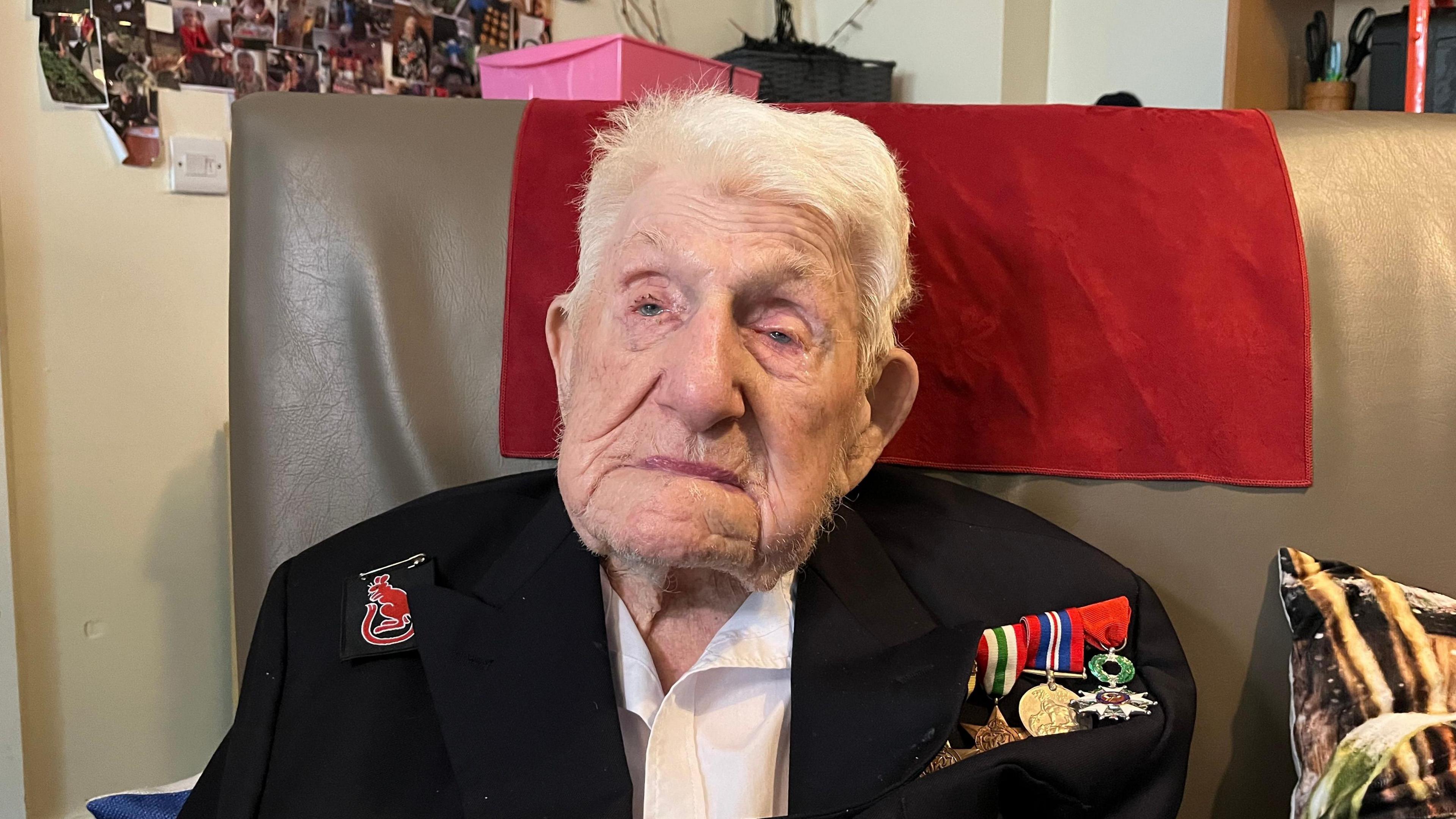 Oldest UK WW2 veteran, 109, among thousands at Remembrance events - BBC ...