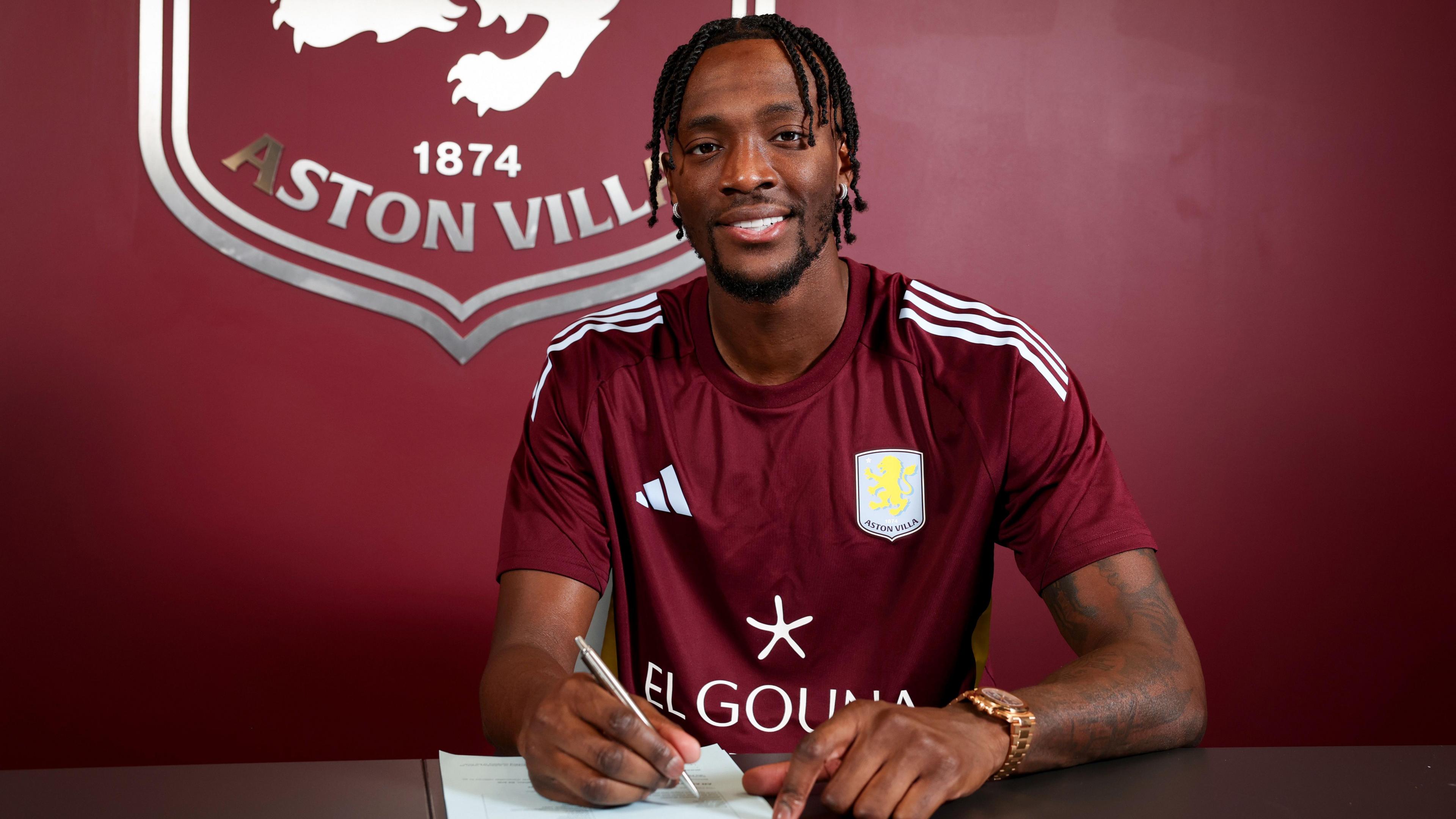 Tammy Abraham signs his contract at Aston Villa 