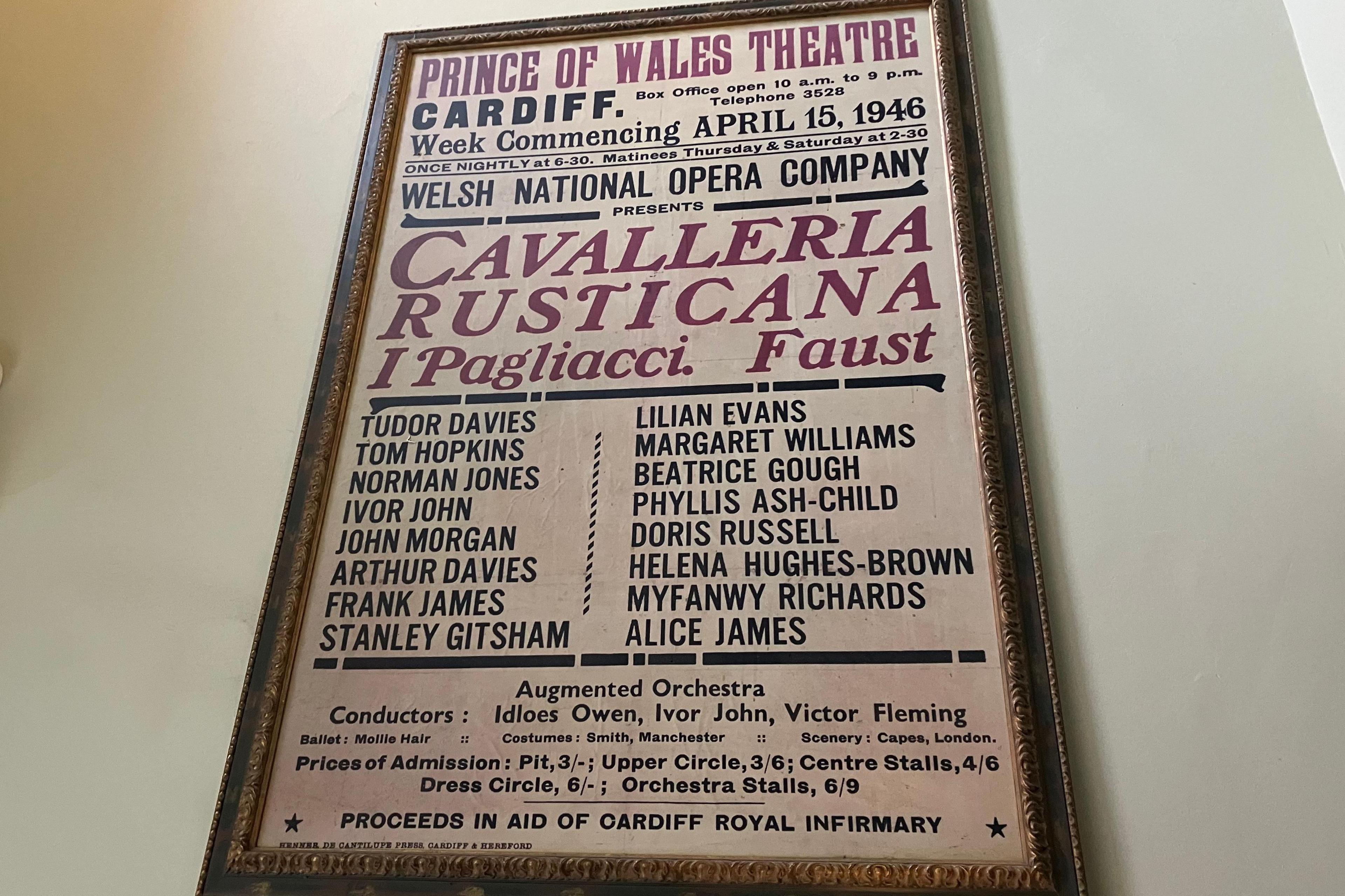 Poster yn hysbysebu'r perfformiadau cyntaf