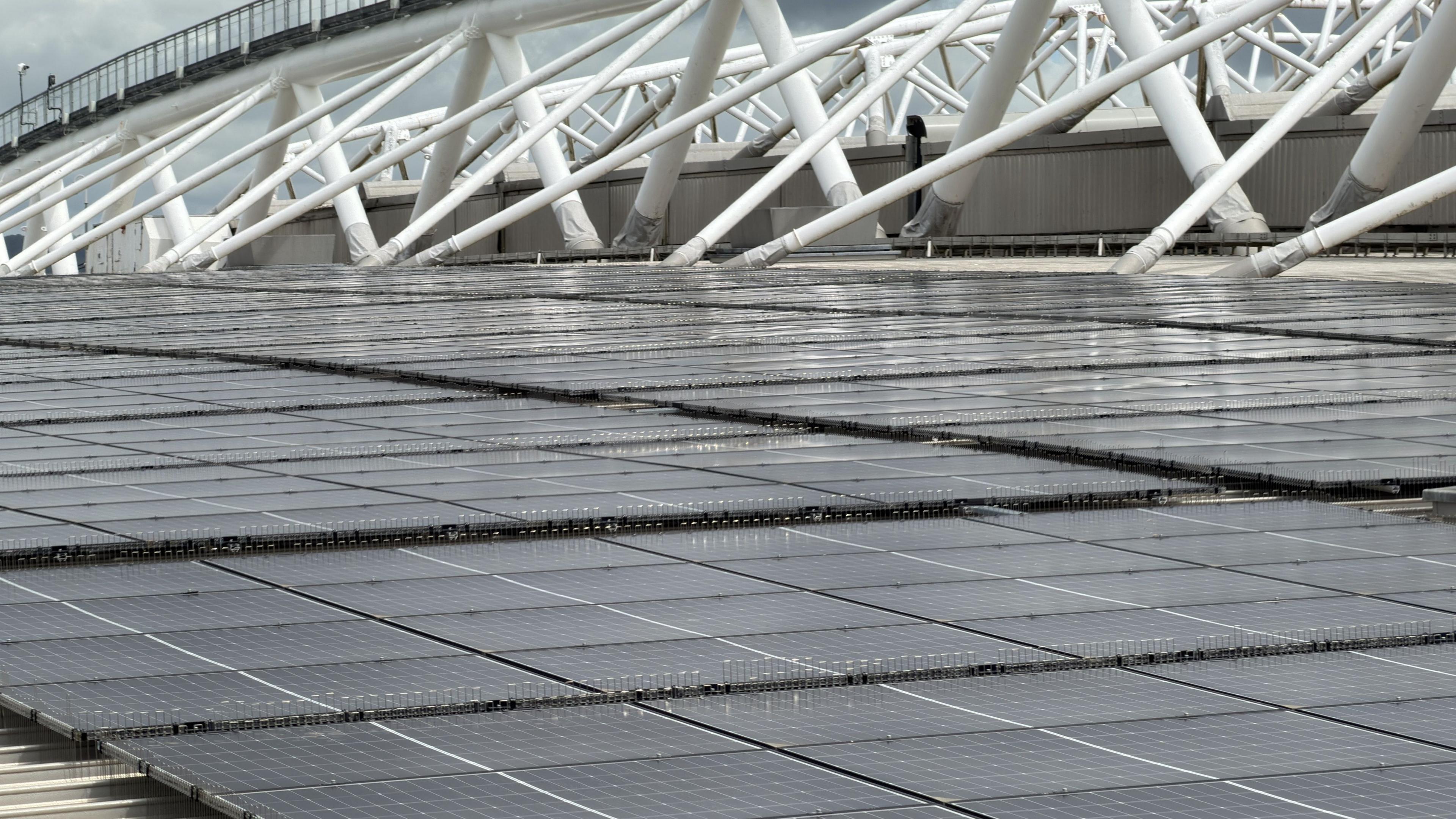 Paneli solar ar do Stadiwm Principality