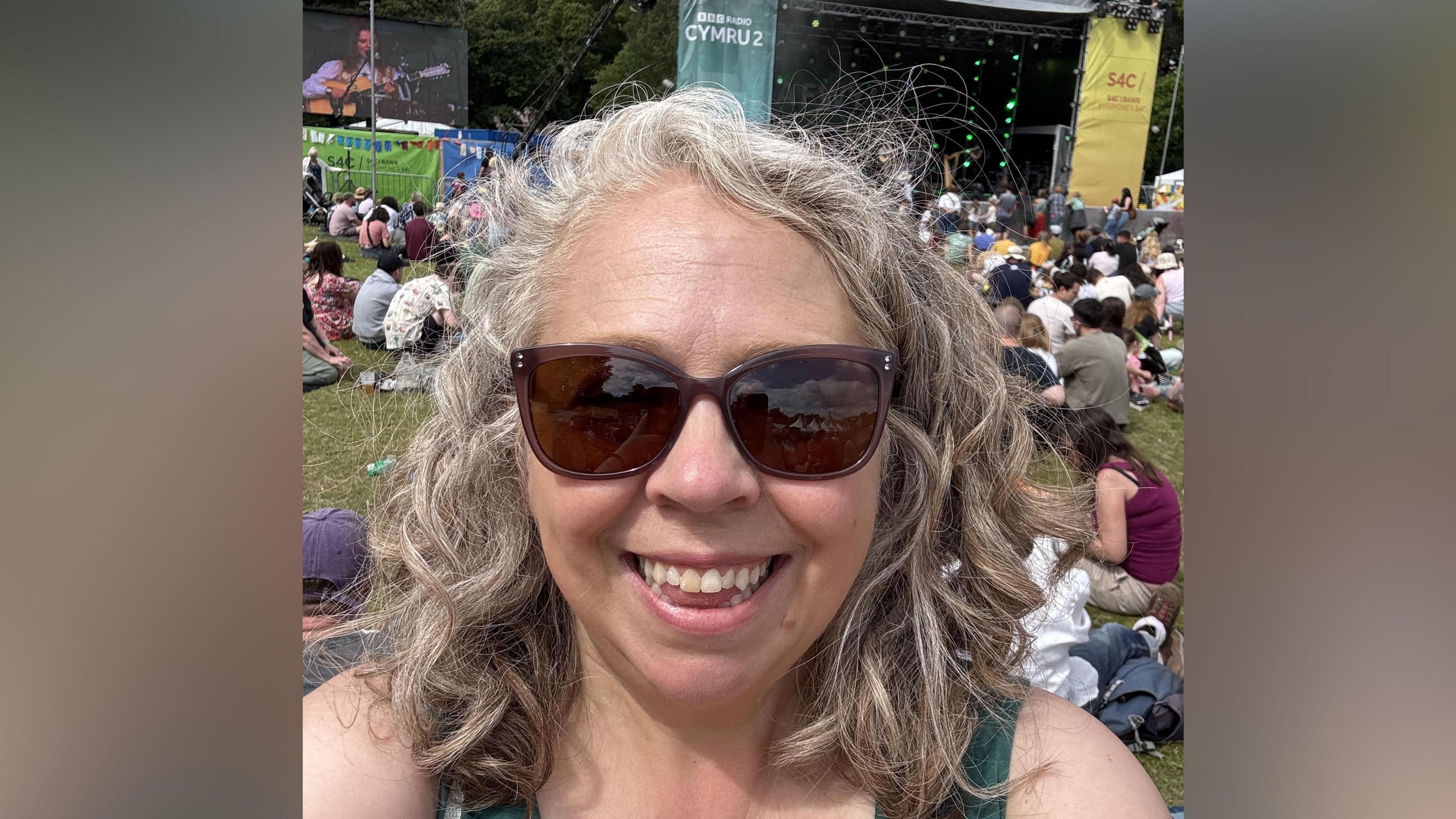 Paige Morgan o flaen prif lwyfan Tafwyl