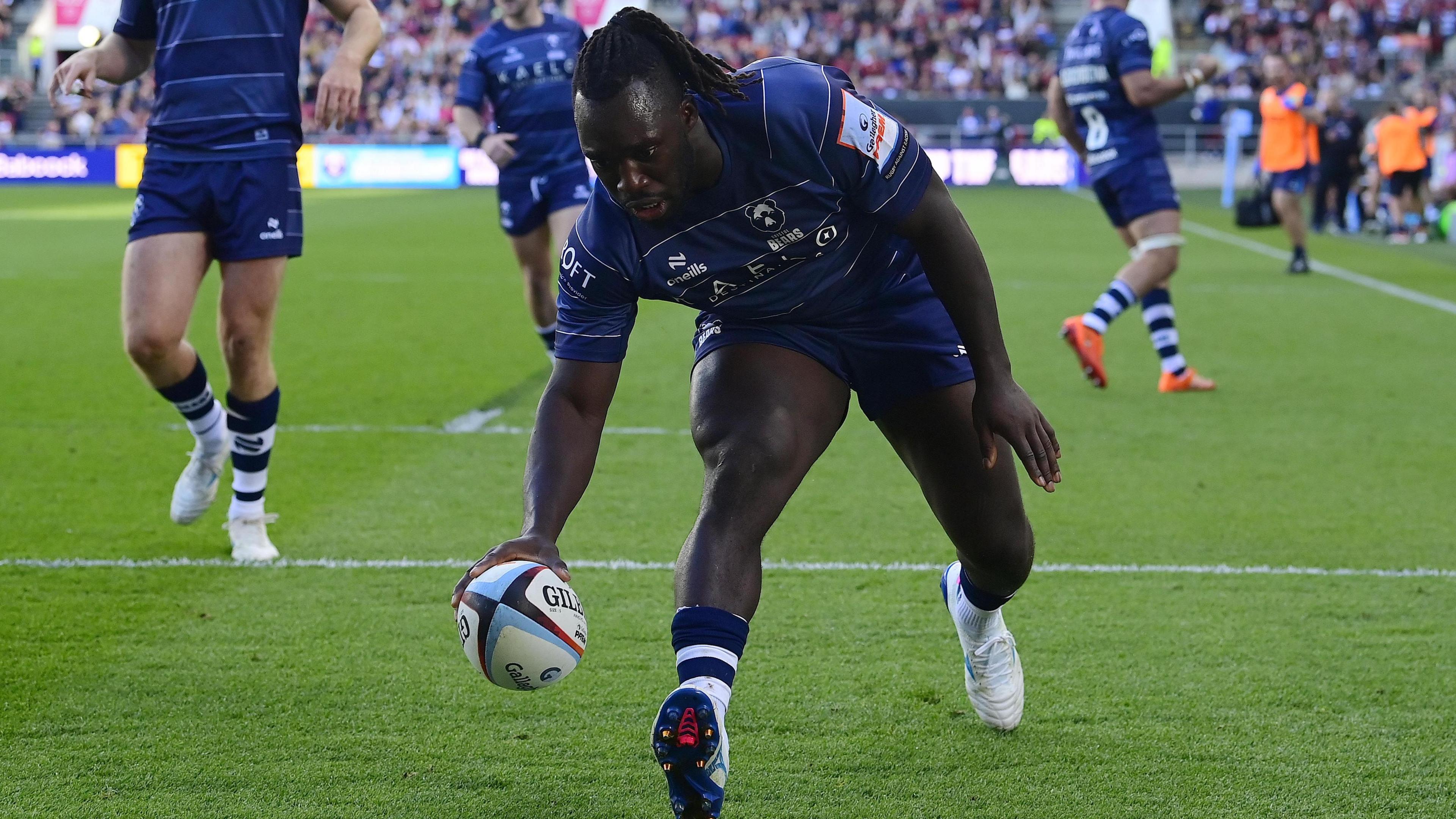 Gabriel Ibitoye dots down to score Bristol's second try against the Leicester Tigers in their Prem match