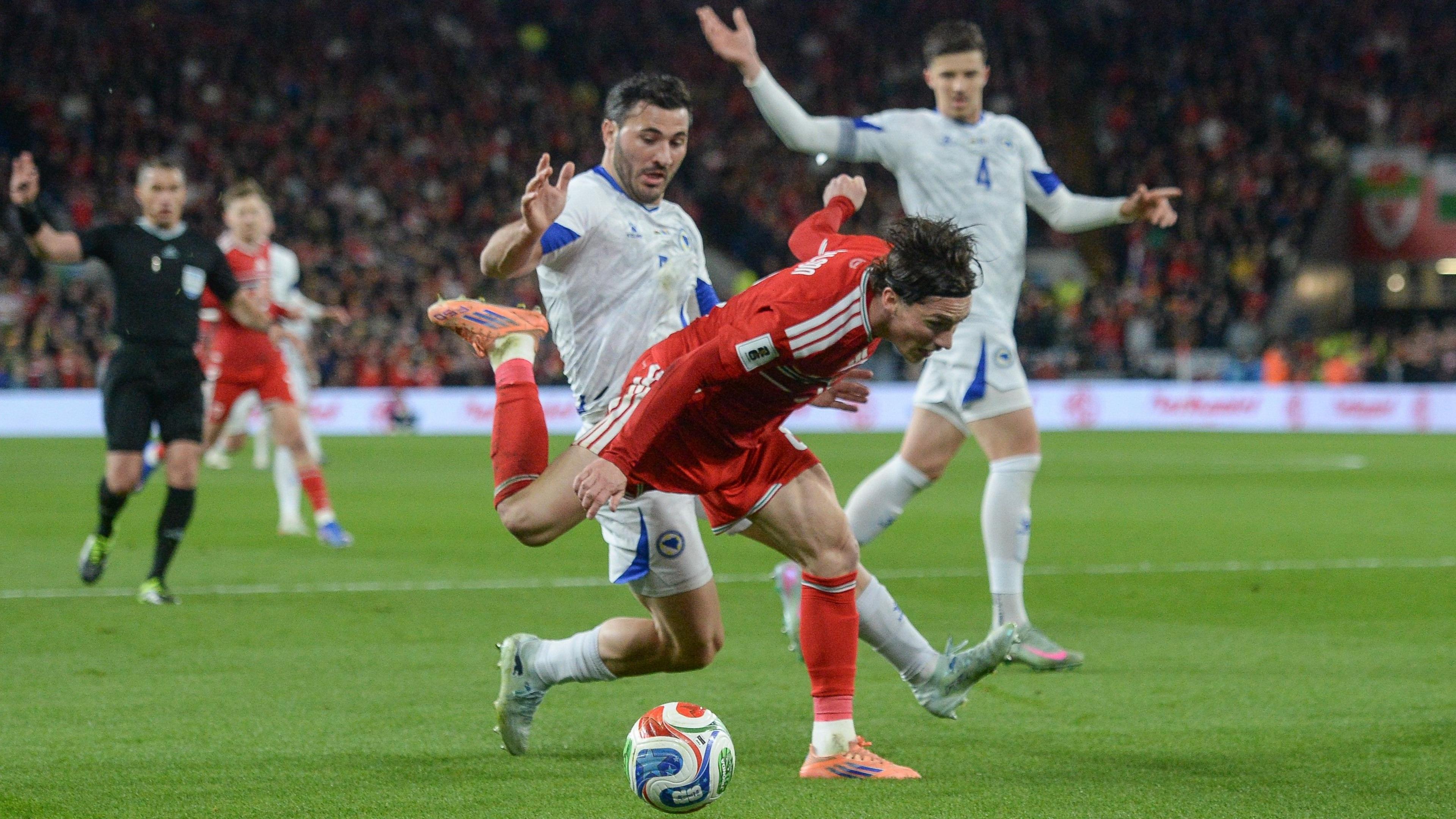 Harry Wilson yn erbyn Sead Kolasinac