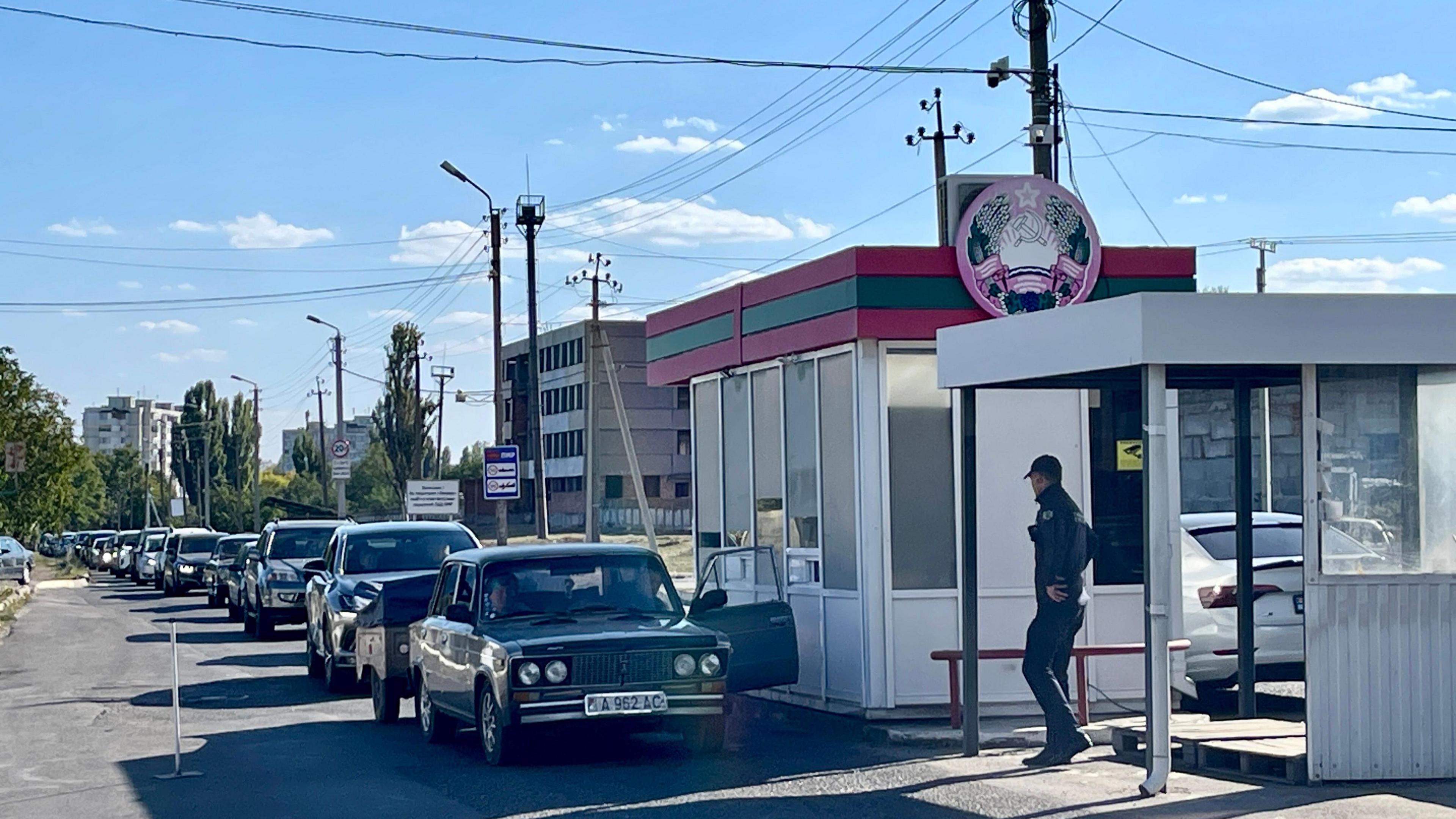 Cars queue at Bendery crossing in Moldova