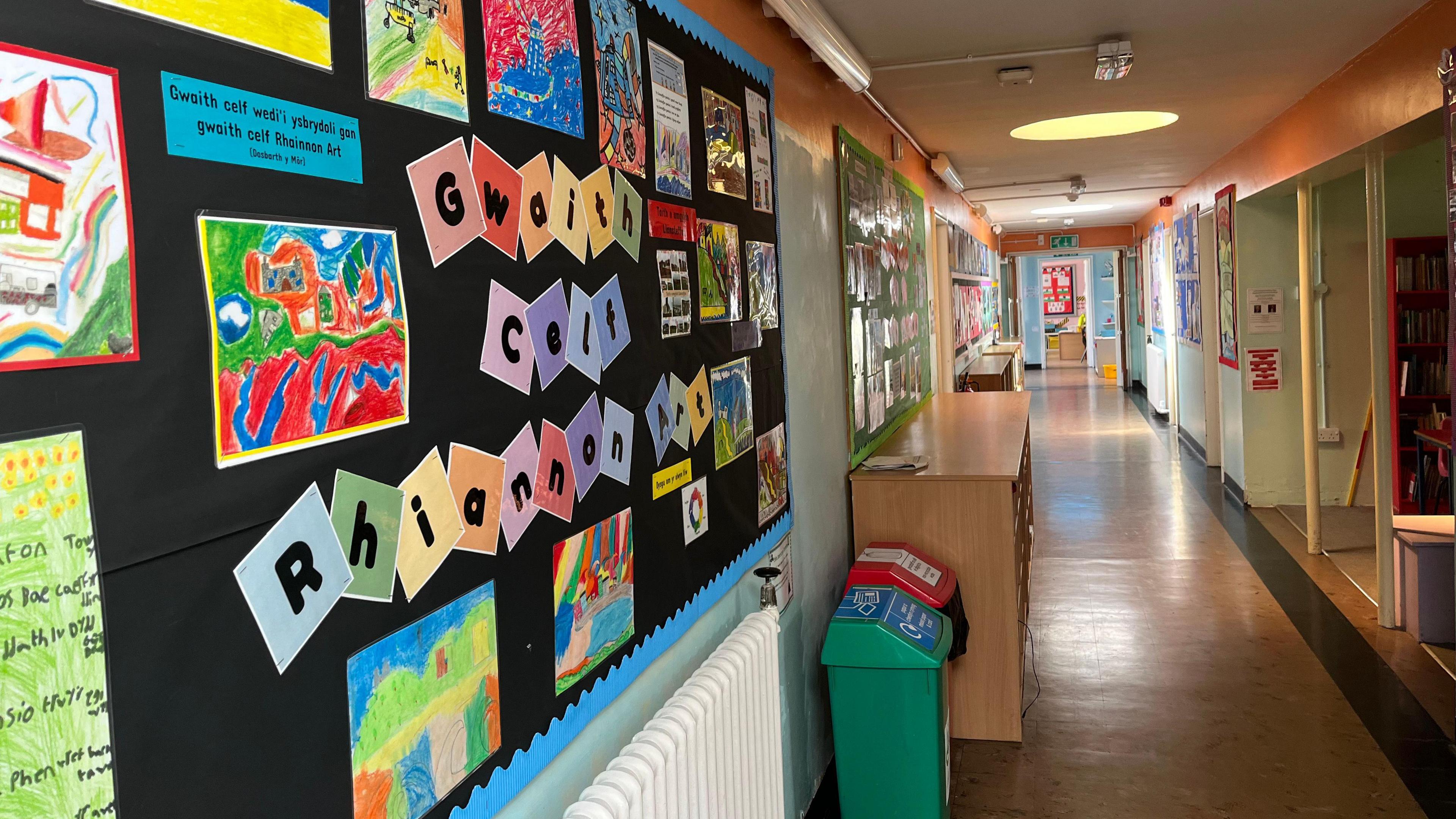 Coridor Ysgol Gynradd Llansteffan
