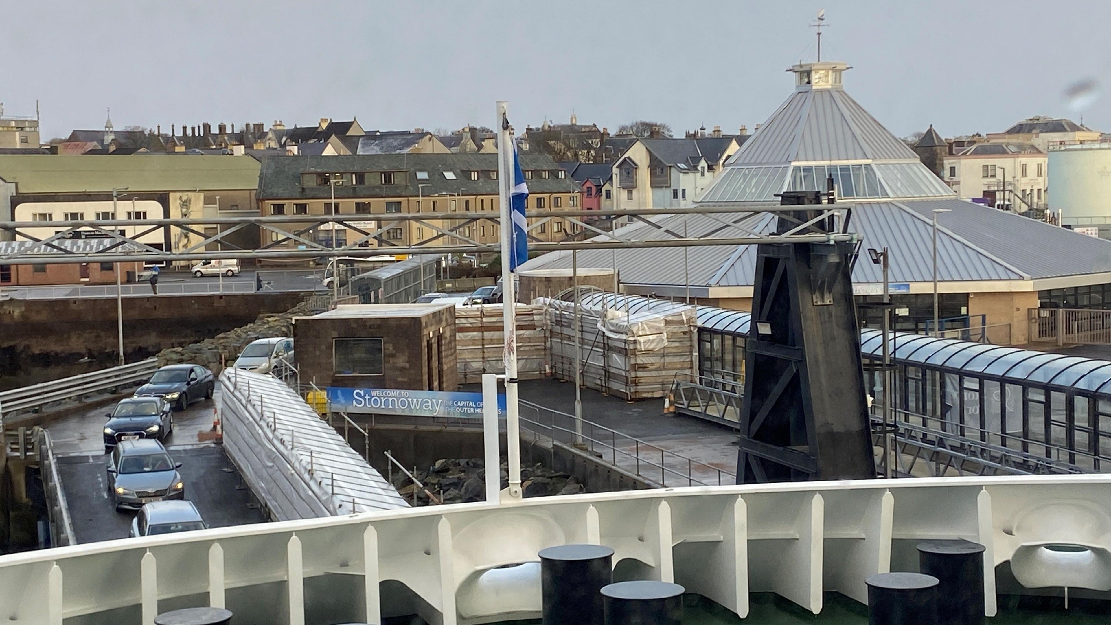 Alt-aiseig Steòrnabhaigh leis an drochaid-choise nach gabh cleachdadh cuideachd ri fhaicinn