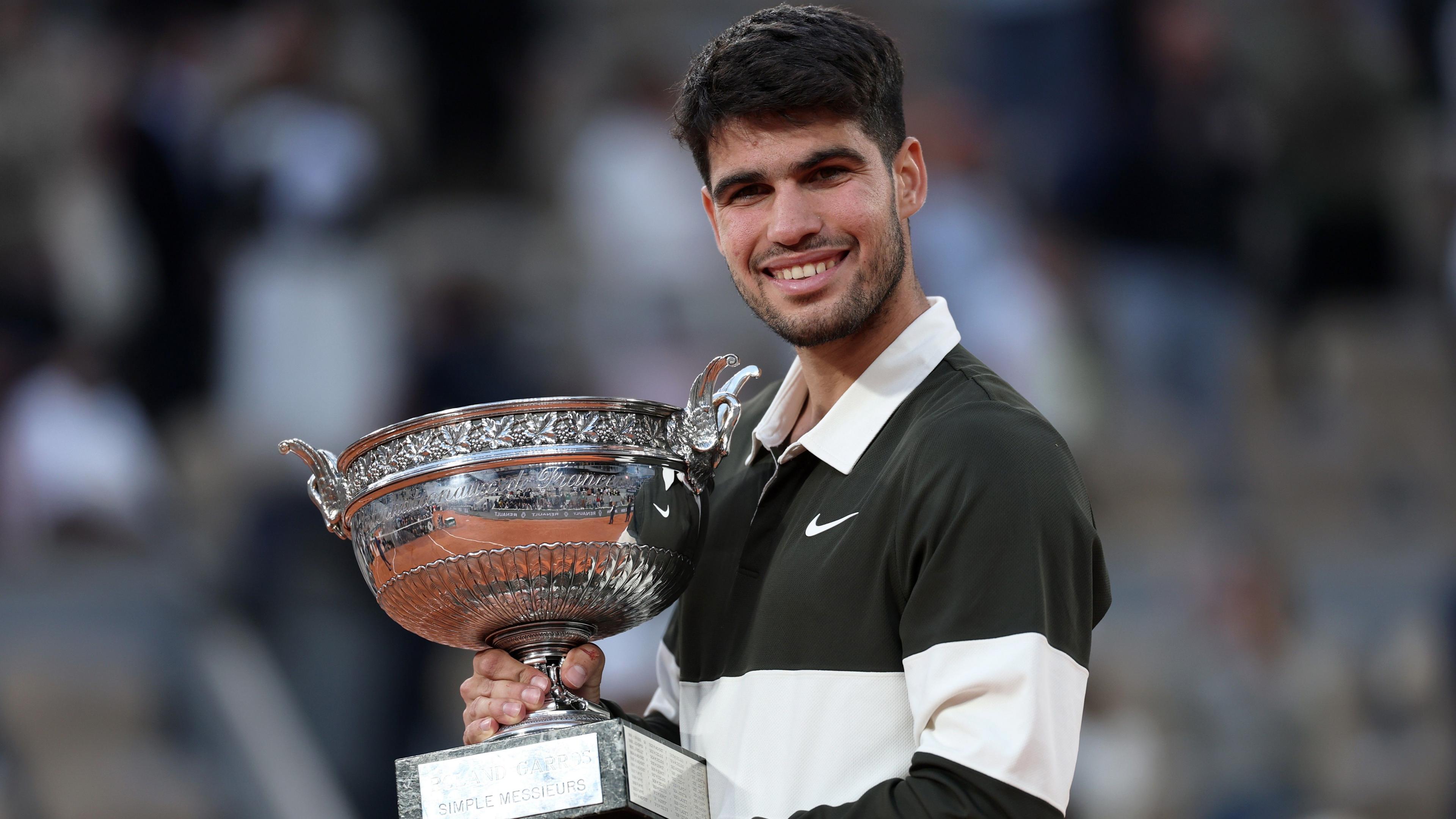 Carlos Alcaraz with the men's Coupe des Mousquetaires trophy in 2025