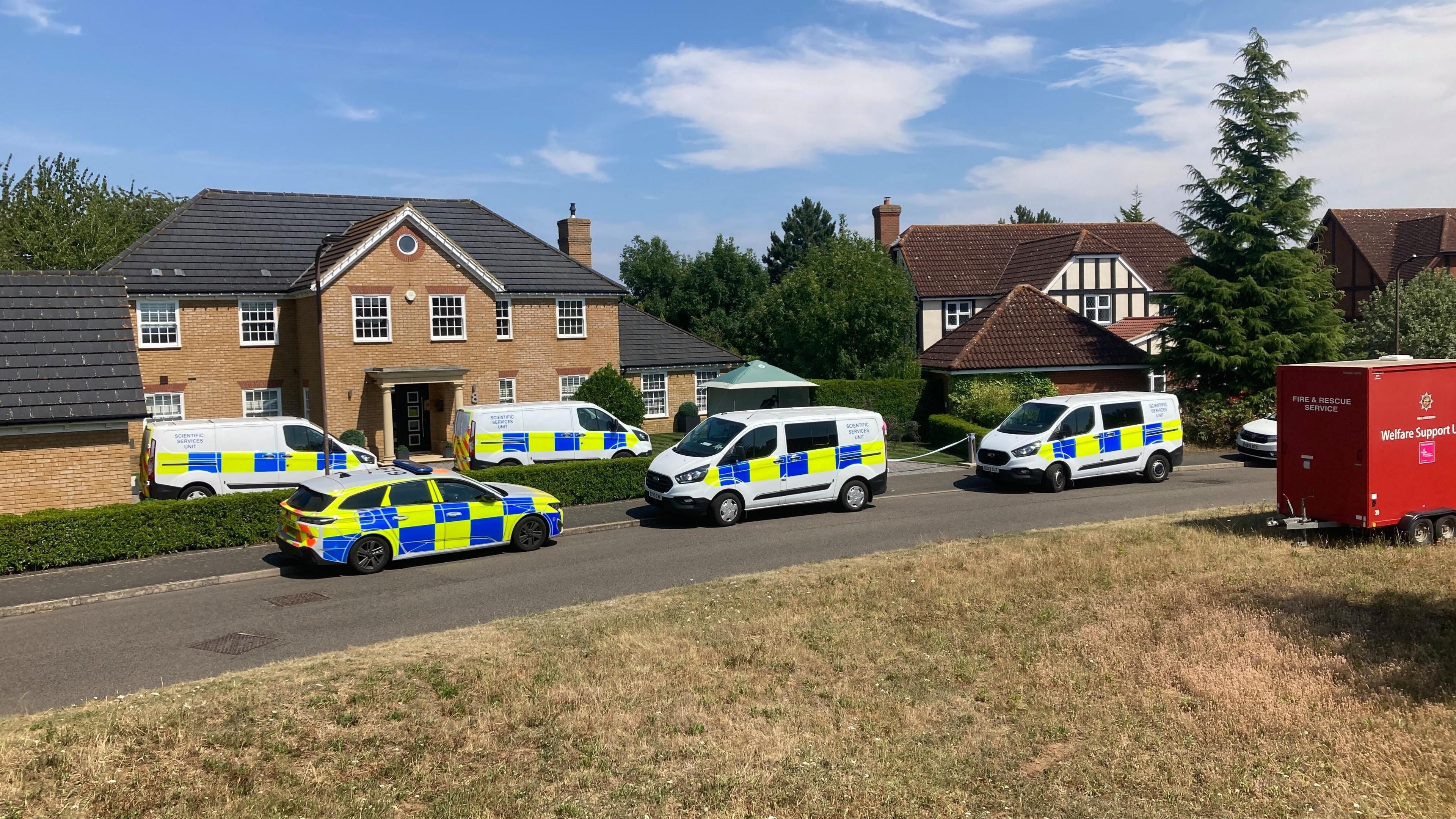 Murder inquiry after mother and children found dead near Bedford - BBC News