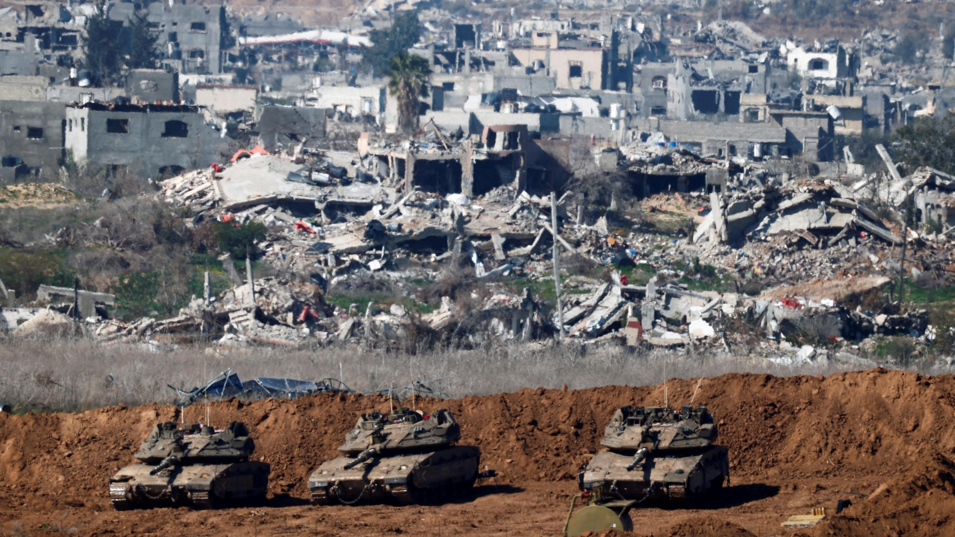 Israeli tanks near the border with Gaza, during a ceasefire with Hamas, as seen from Israel (21 January 2025)