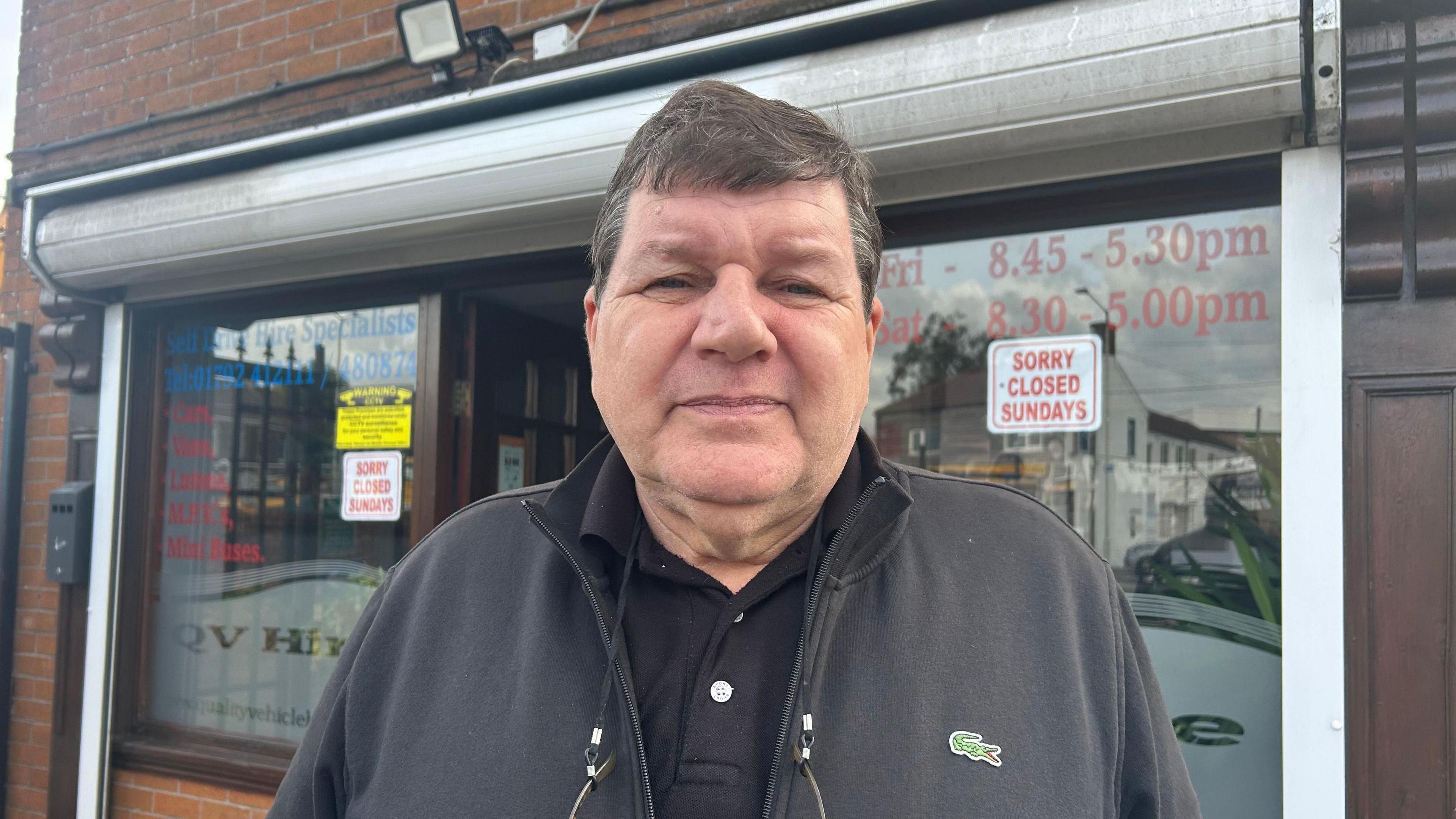 Yn ôl Malcolm Perrin, perchennog QV Vehicle Hire, efallai na fydd rhai busnesau byth yn adfer o'r golled ariannol.