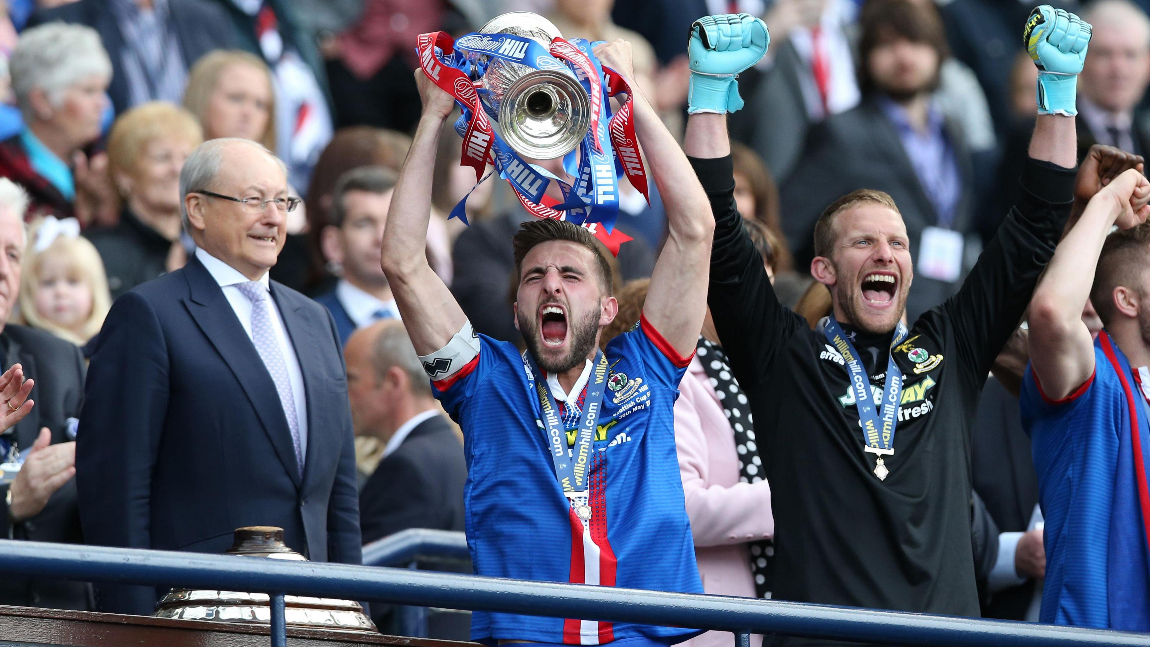 Graeme Shinnie a' togail Chupa na h-Alba