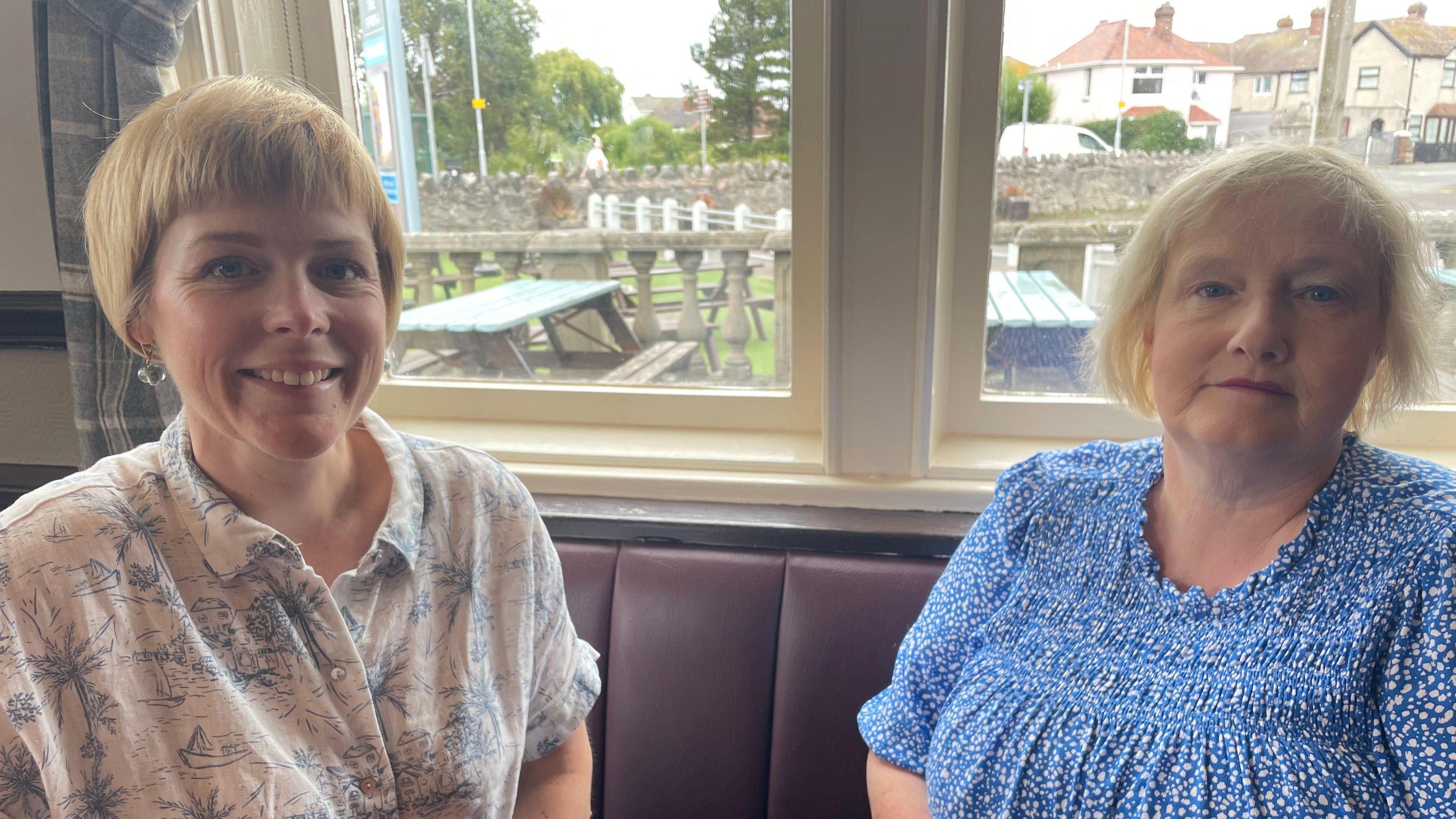 Llun o Leanne Parry (chwith) a Haf Parry (dde) yn eistedd ochr yn ochr a'i gilydd yn Nhafarn y Ffrith.