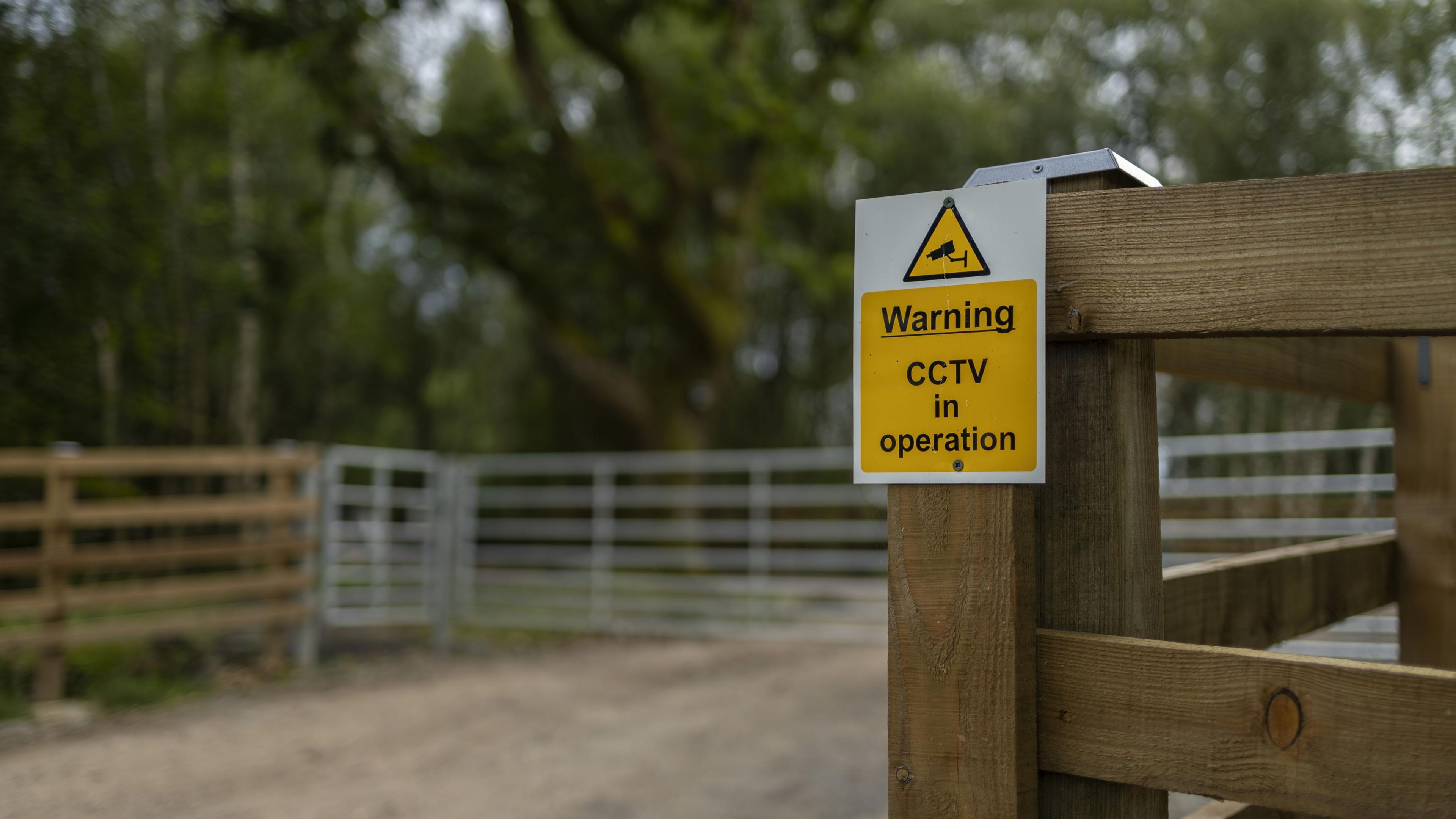 Arwydd CCTV ar fferm