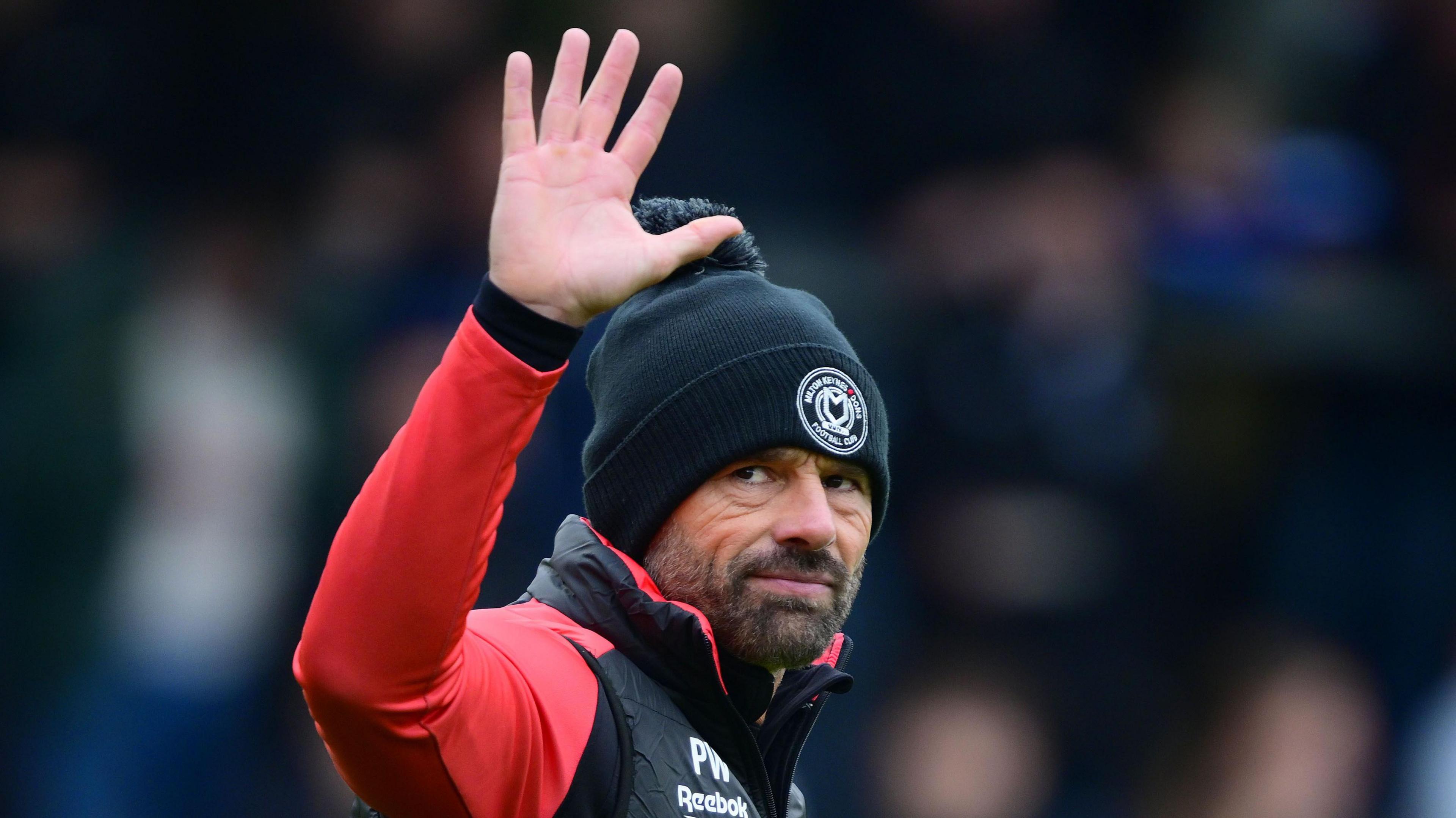 Paul Warne holds his hand up showing the number five