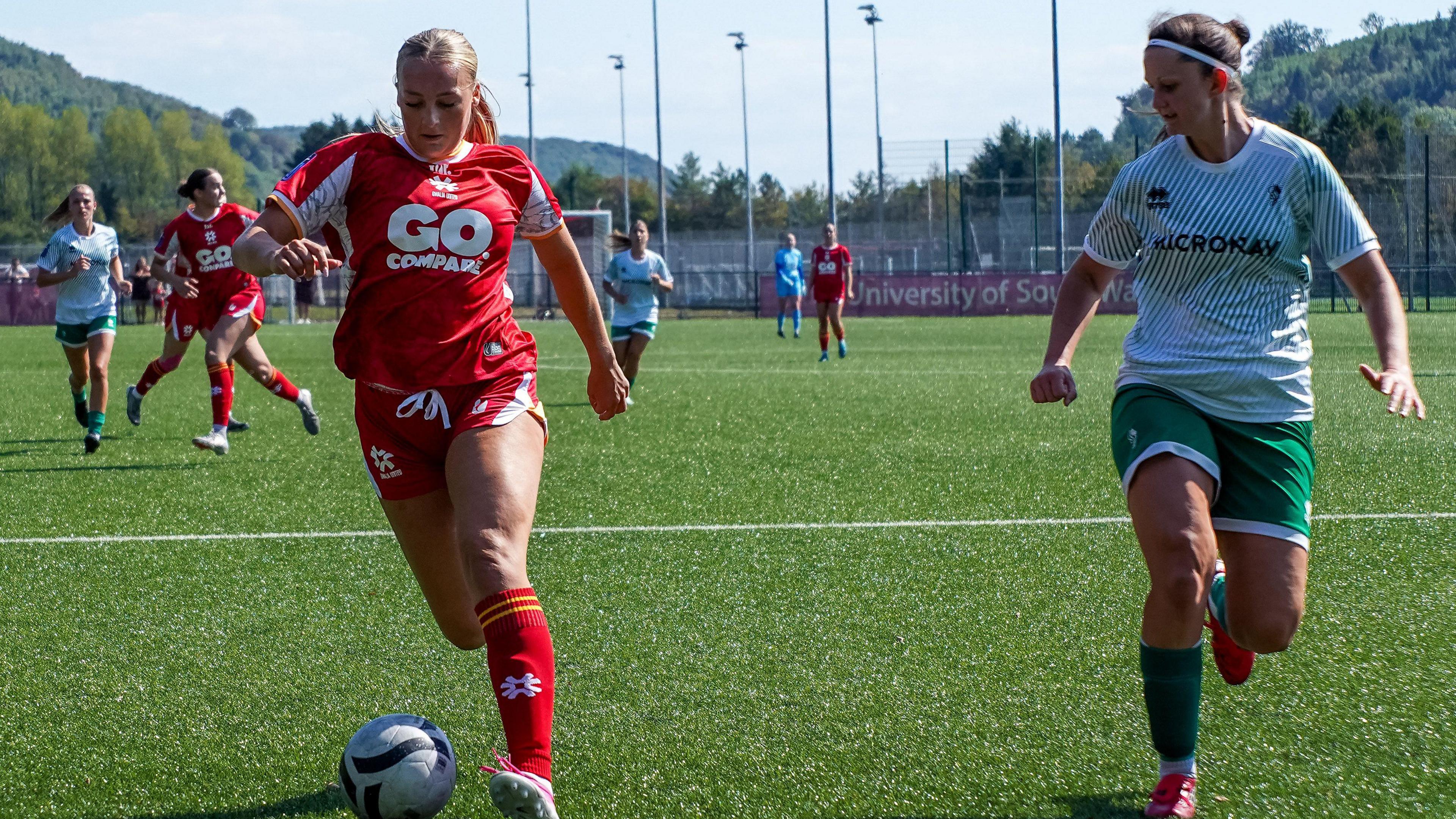 Esme Kilburn-Thompson runs with the ball for Gwalia