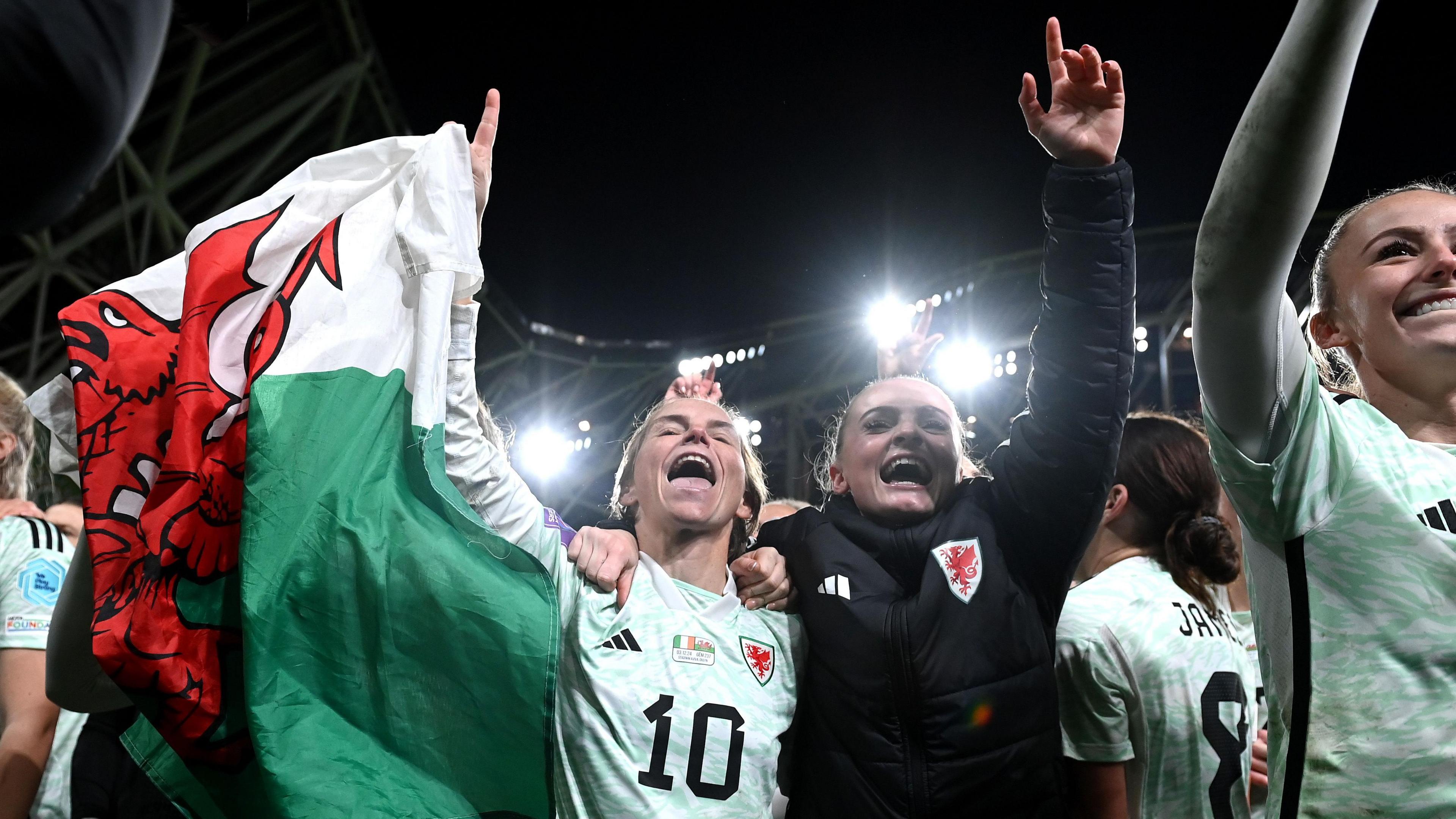 Jess Fishlock celebrates with team mates in Dublin