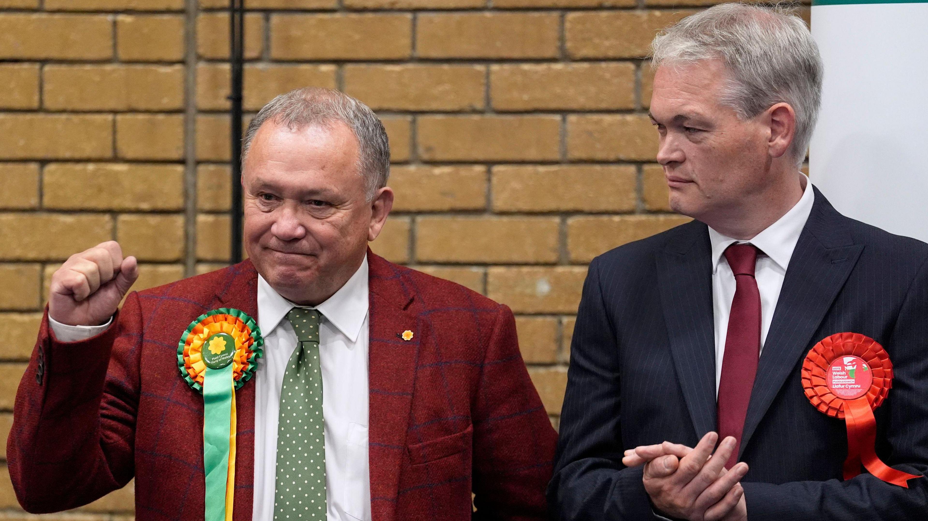 AS newydd Caerffili, Lindsay Whittle yn dathlu ennilly bleidlais i Blaid Cymru yn yr isetholiad