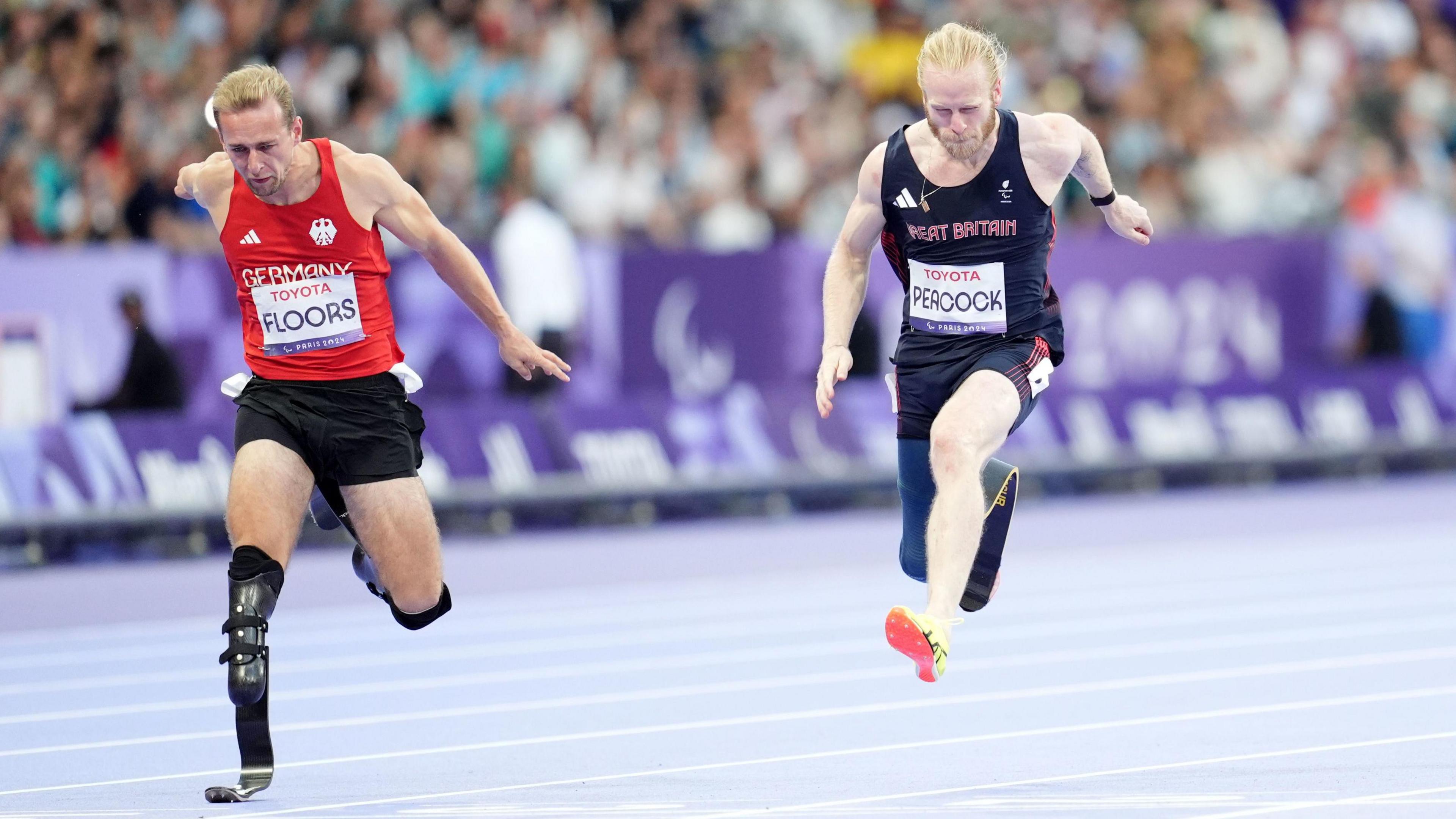 Jonnie Peacock dives for the line in his Paris final