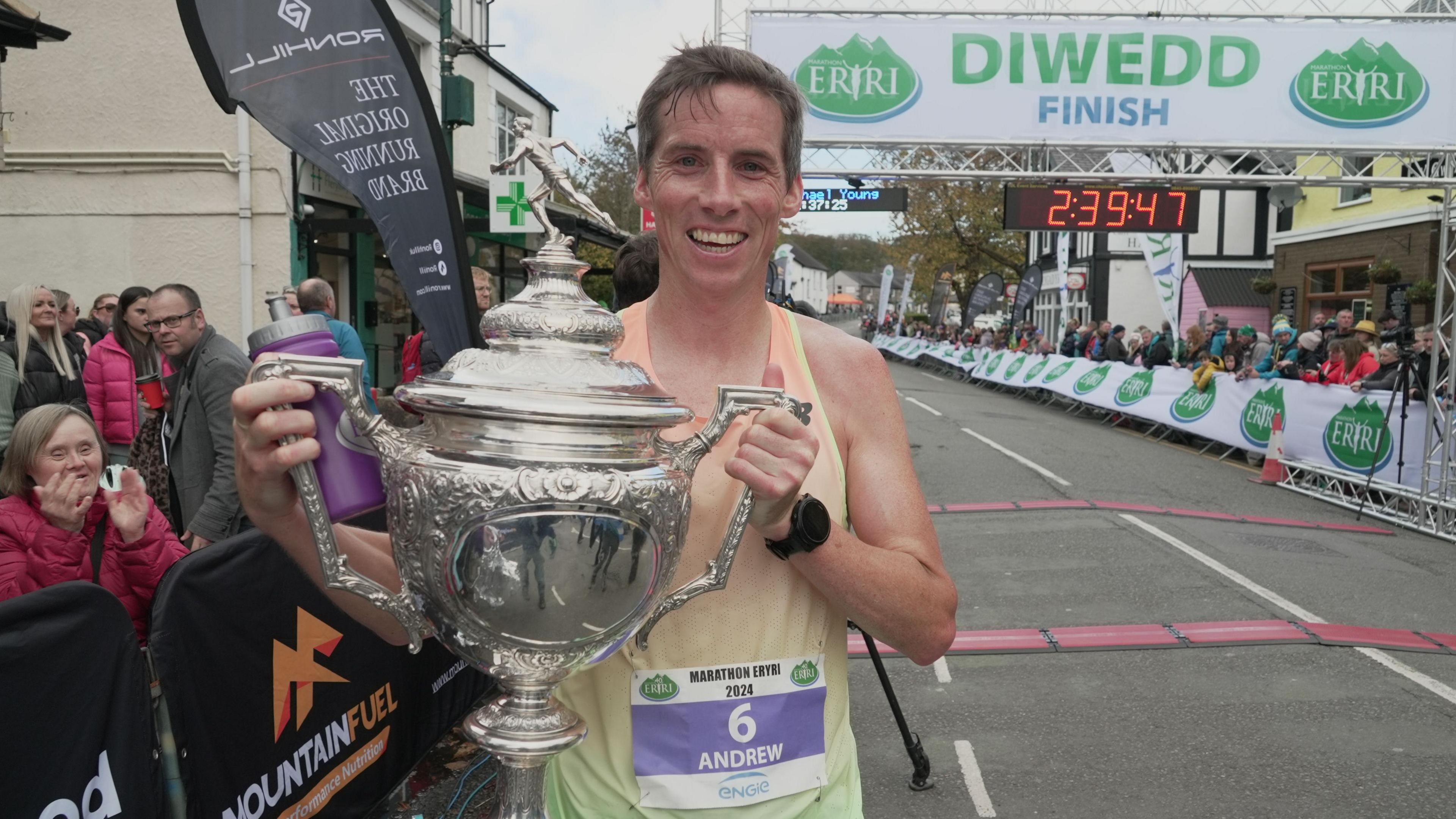 Andrew Davies o’r Drenewydd groesodd y linell derfyn yn gyntaf yn ras 2024 a hynny wedi 2:28:41.