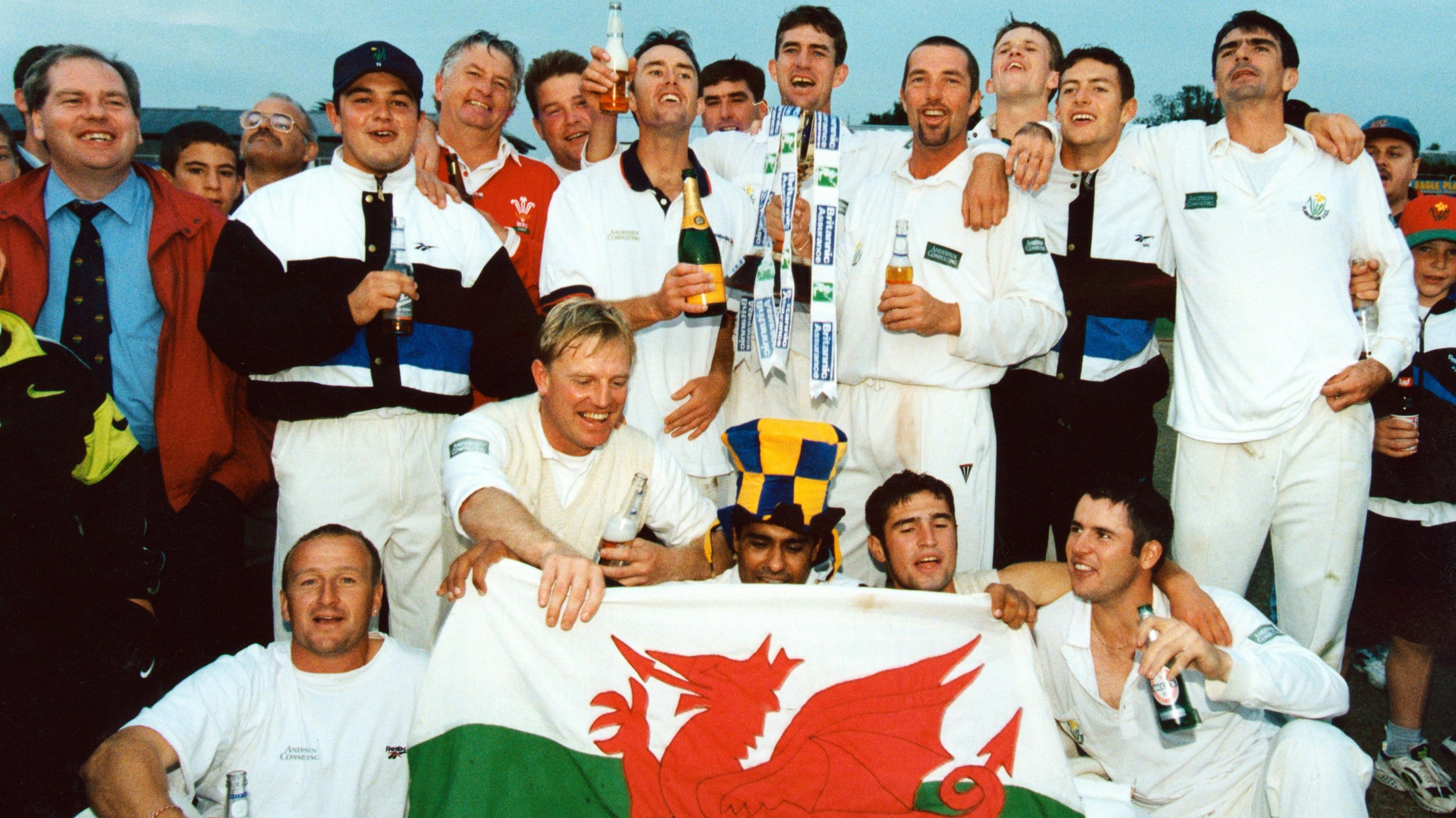 Chwaraewyr Morgannwg yn dathlu