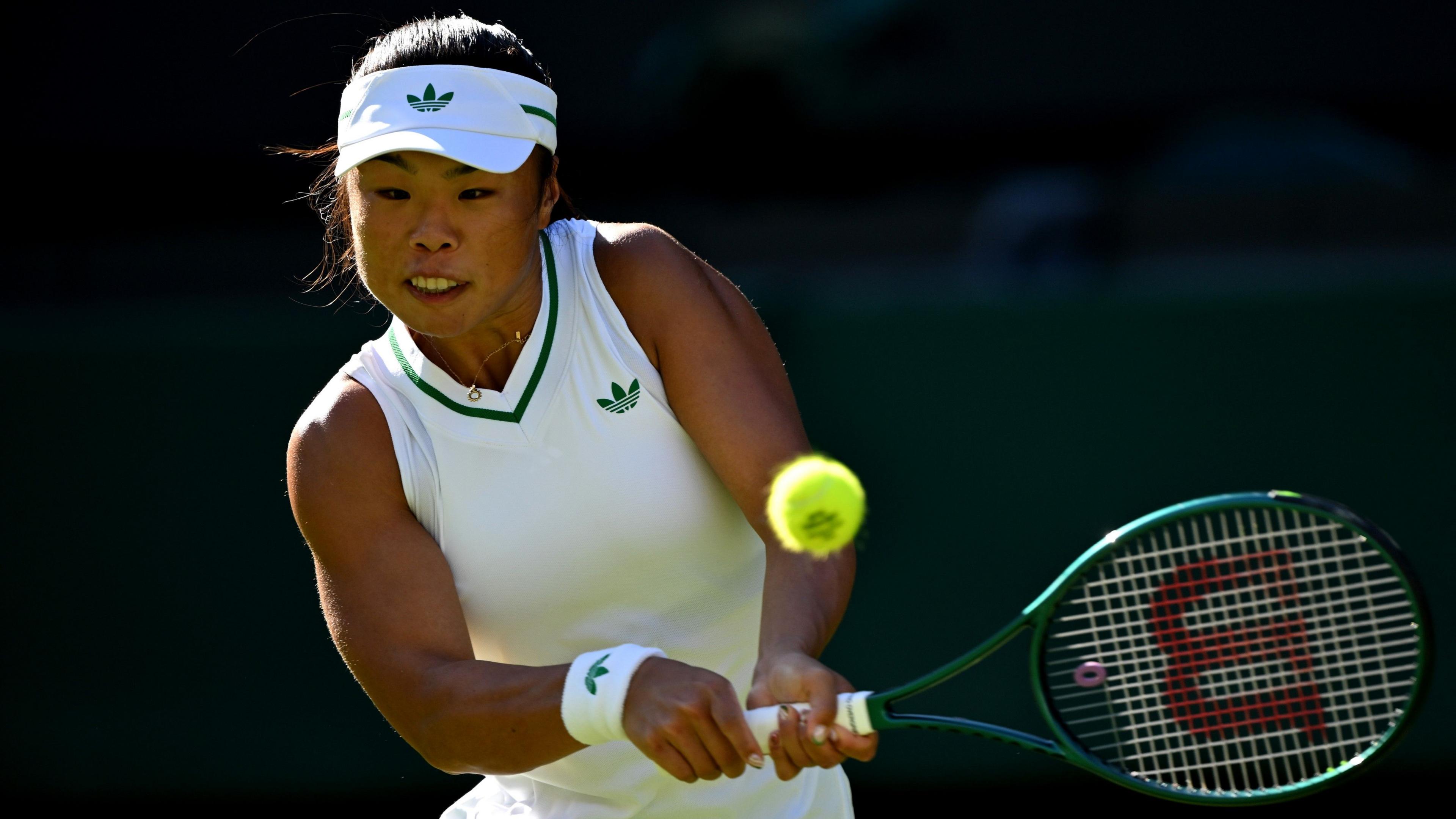 Llun o Mimi Xu yn chwarae tenis, ar fin ergydio'r bêl.