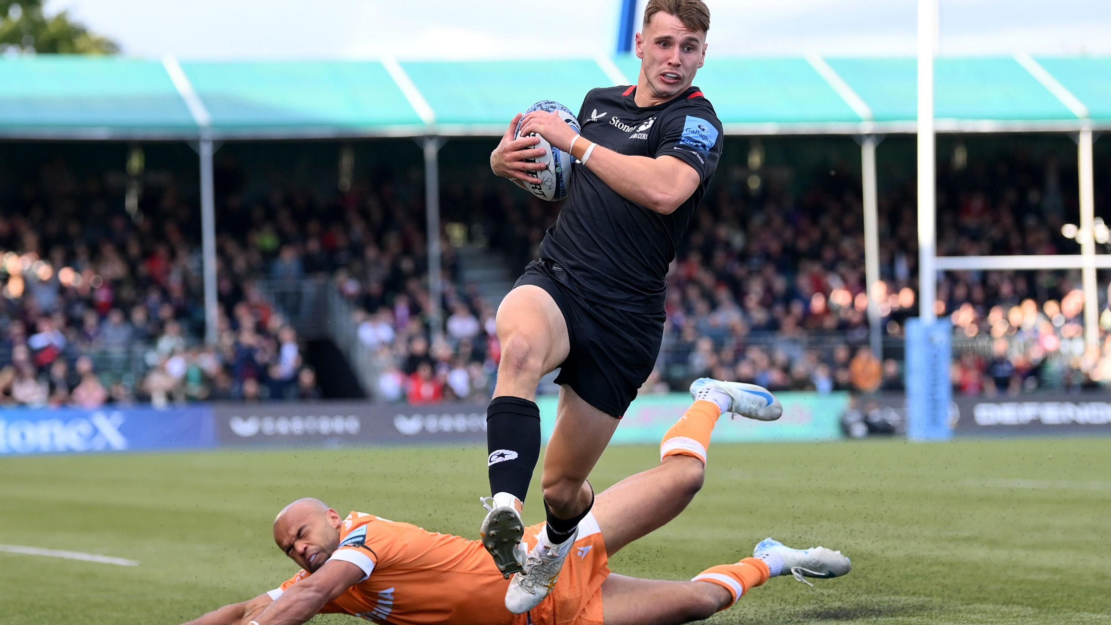 Saracens' Tobias Elliott runs through to score a try against Sale Sharks 