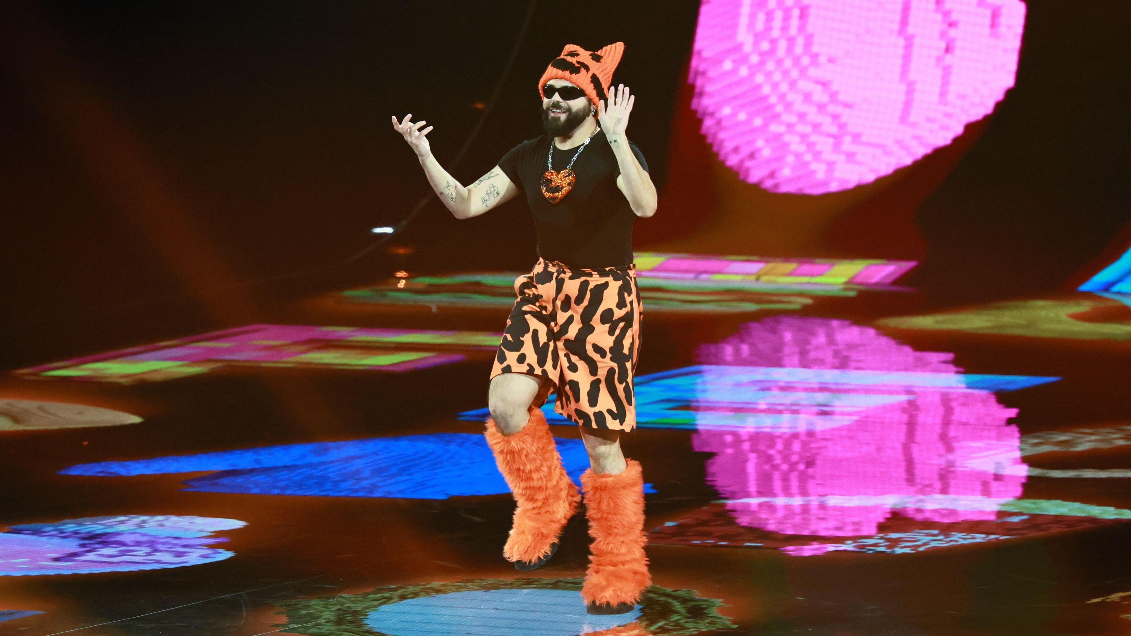 Akylas of Greece performs the song 'Ferto'.