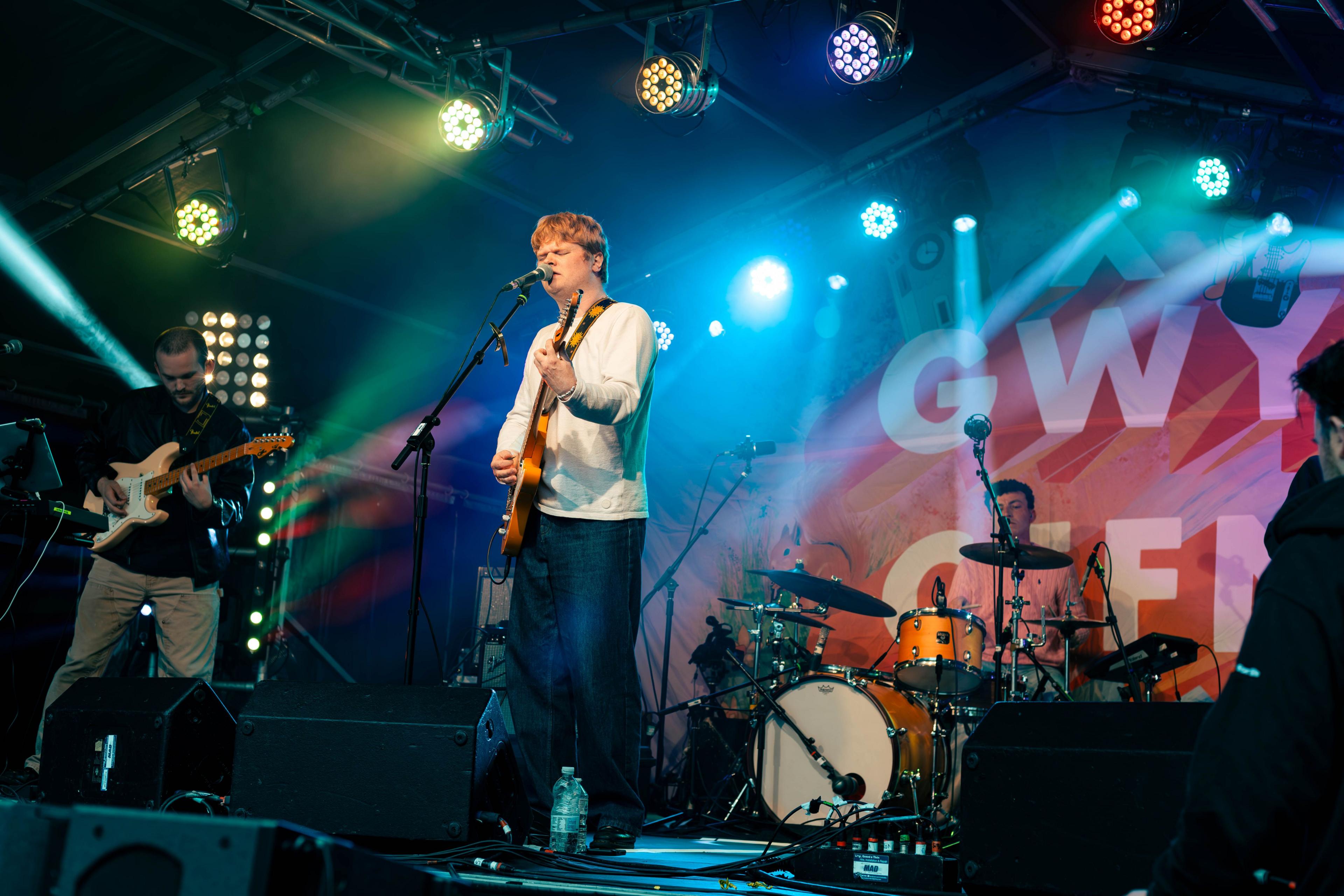 Y band Gwilym ar y llwyfan
