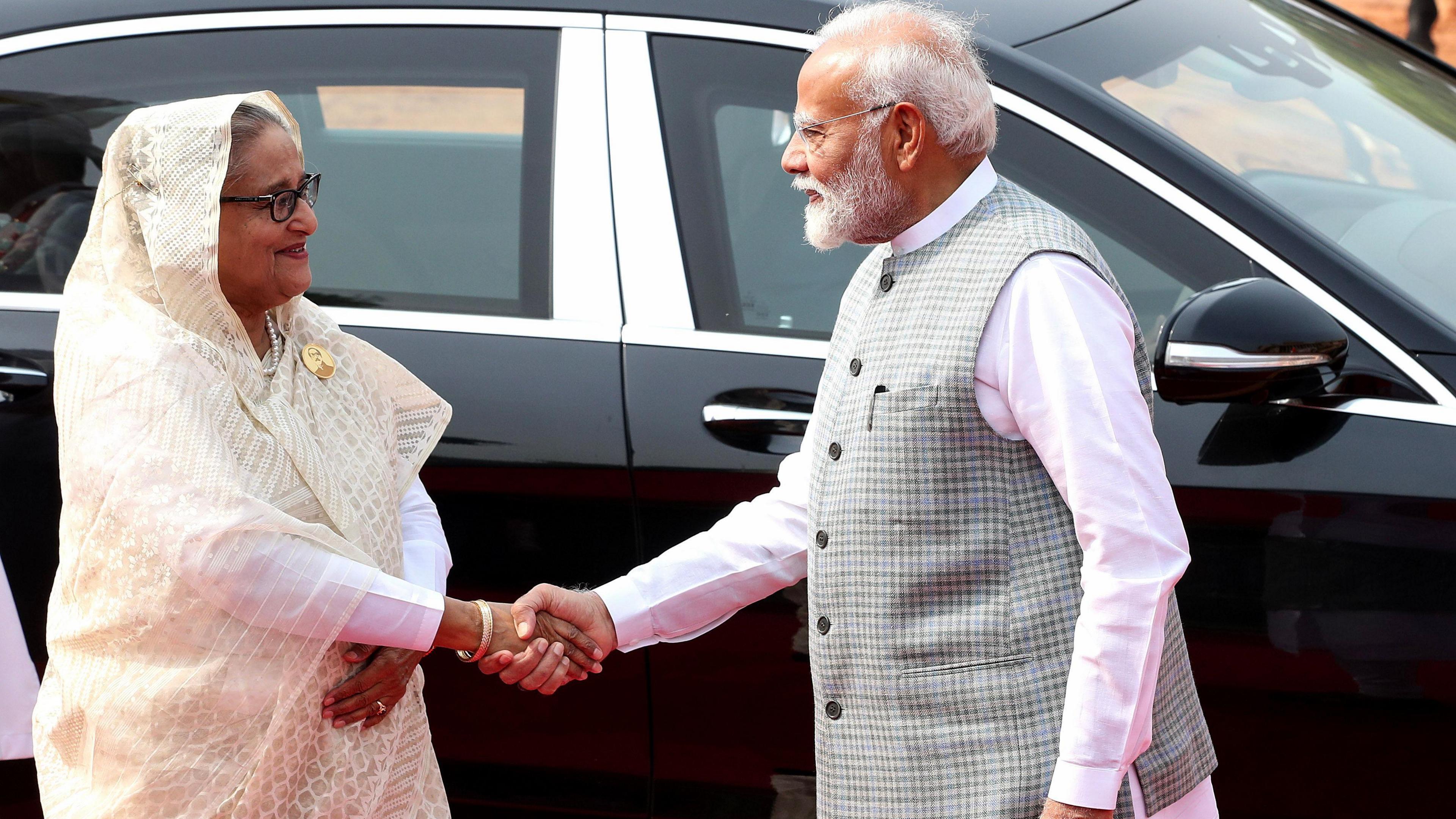 Indian Prime Minister Narendra Modi (R) shakes hands with Bangladeshi Prime Minister Sheikh Hasina during a ceremonial reception at the Presidential Palace in New Delhi, India, 22 June 2024. 