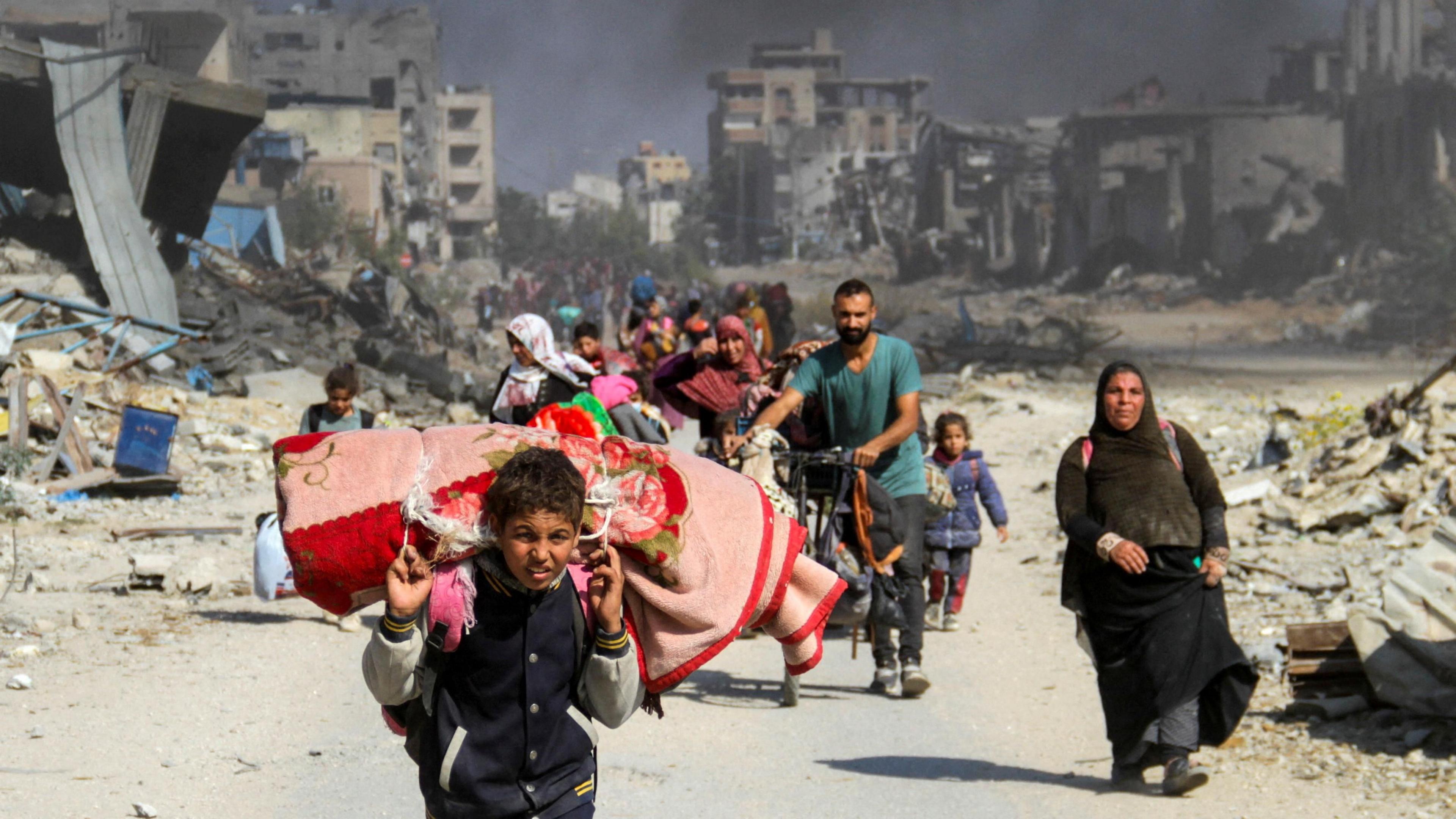 Displaced Palestinians make their way in Gaza City after fleeing northern Gaza amid an Israeli ground offensive (5 November 2024)