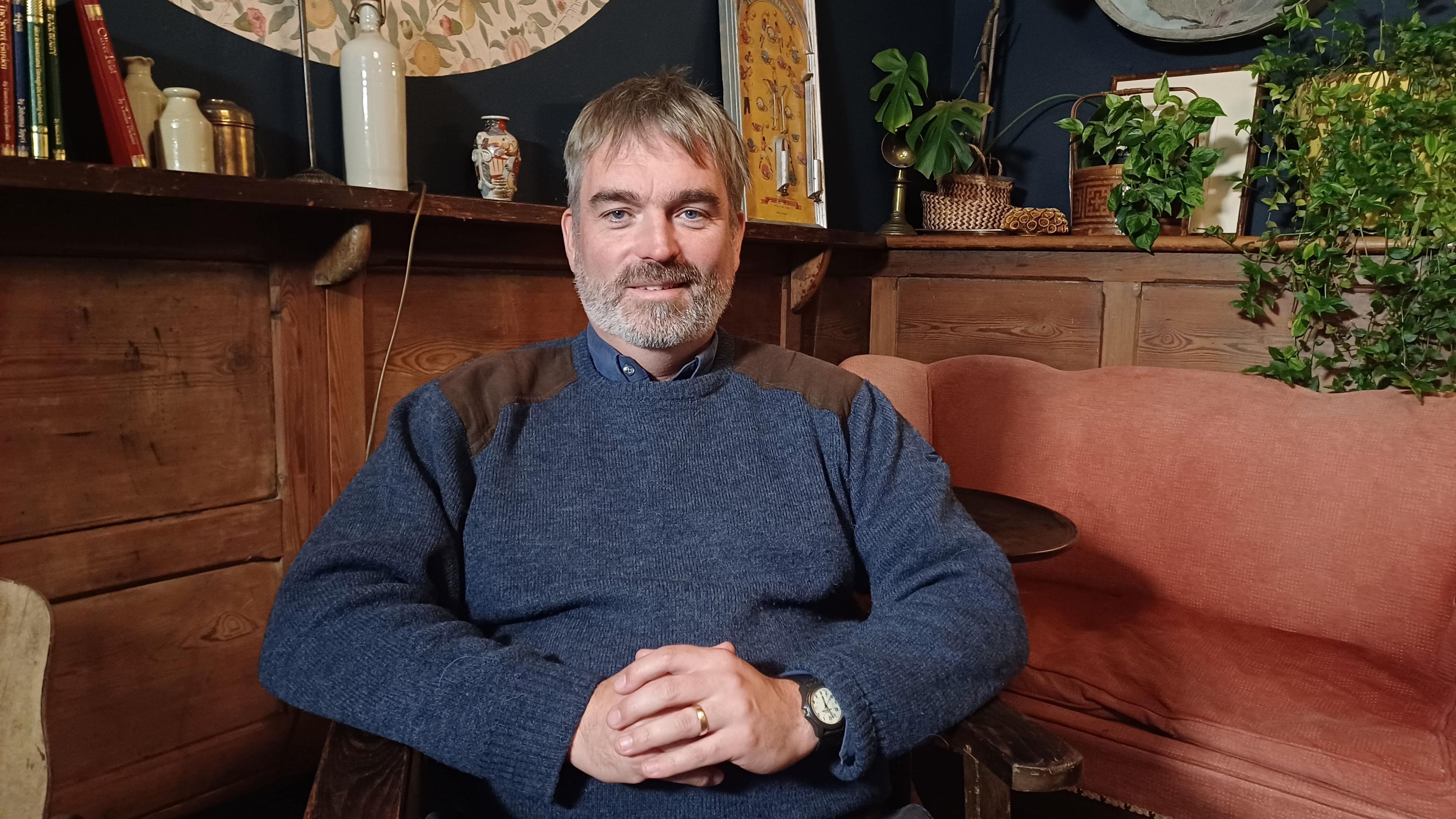 Alastair Satchel na shuidhe anns am Western Isles Hotel