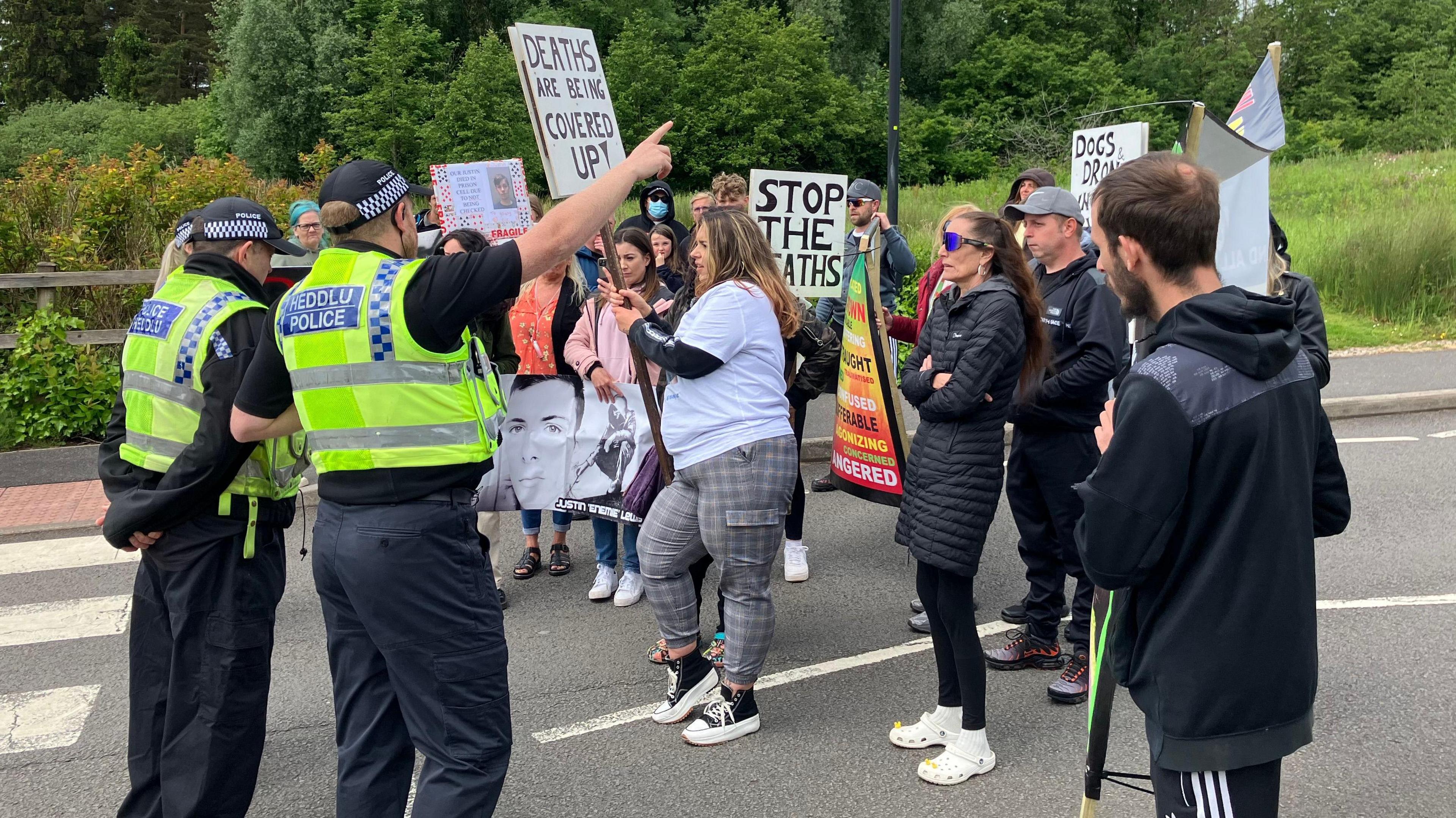 Teuluoedd yn protestio