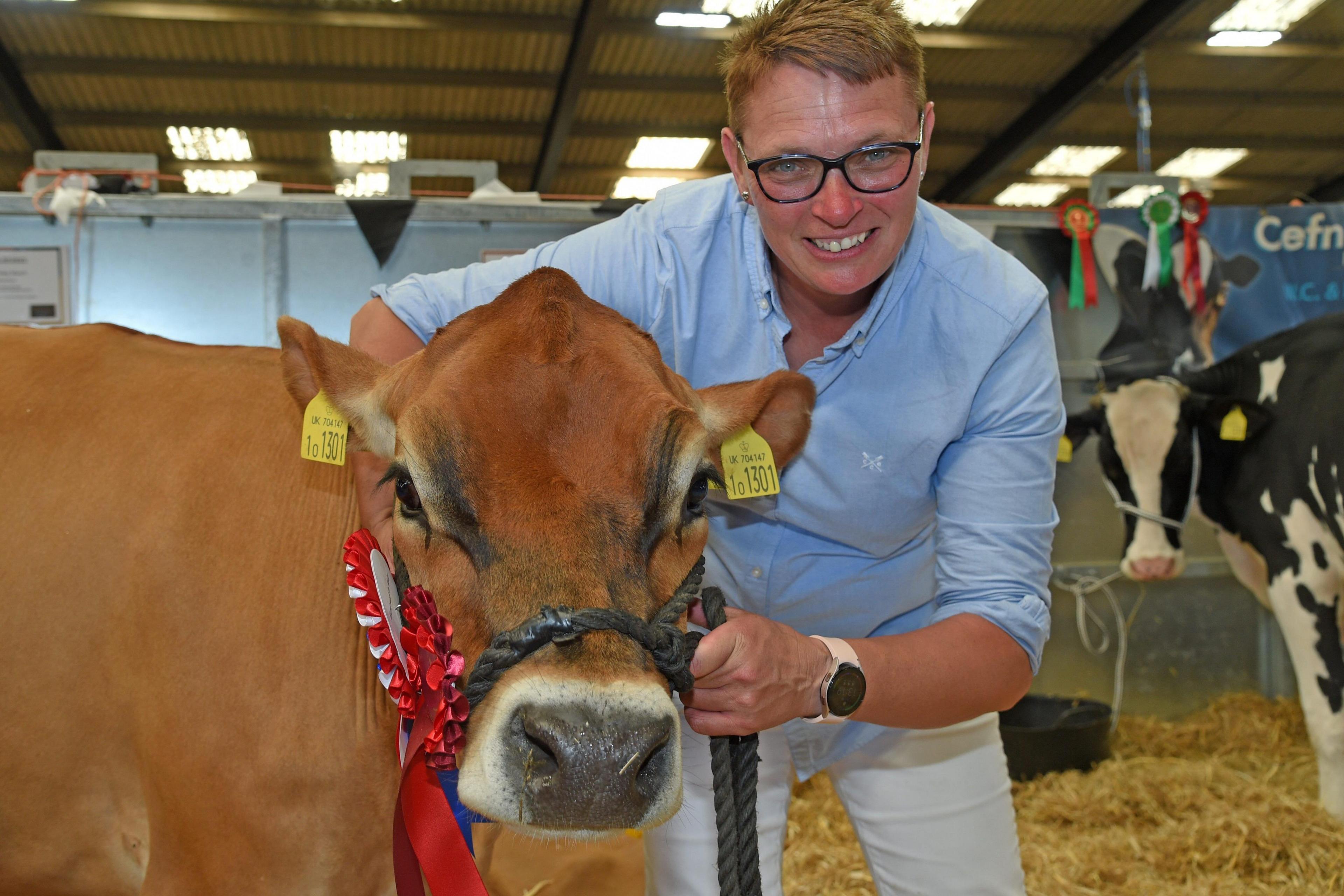 Sonia Davies o Gefn Coch gyda'i buwch Jersey, pencampwr yn y sioe
