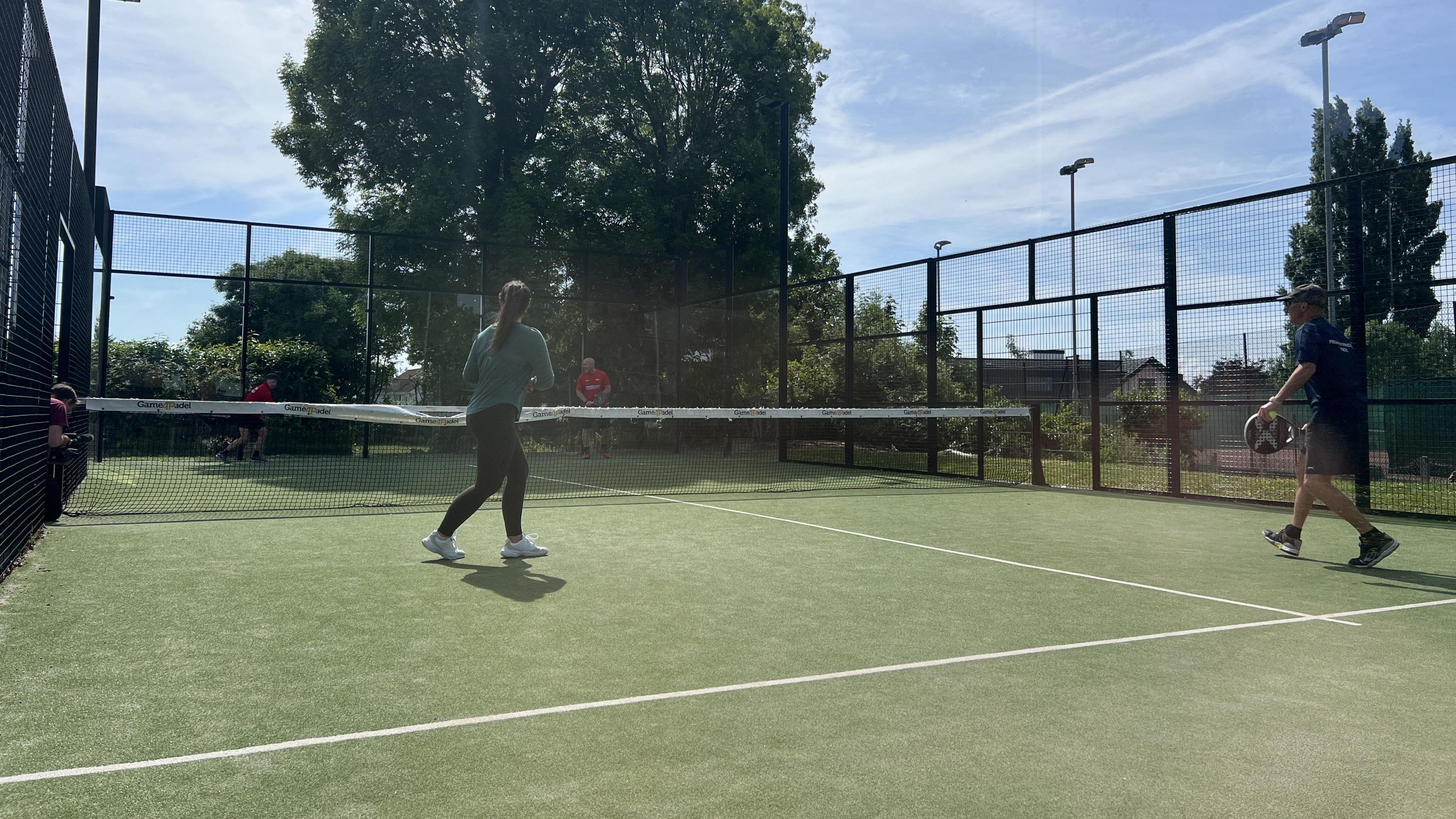 Pedwar o bobl yn chwarae padel