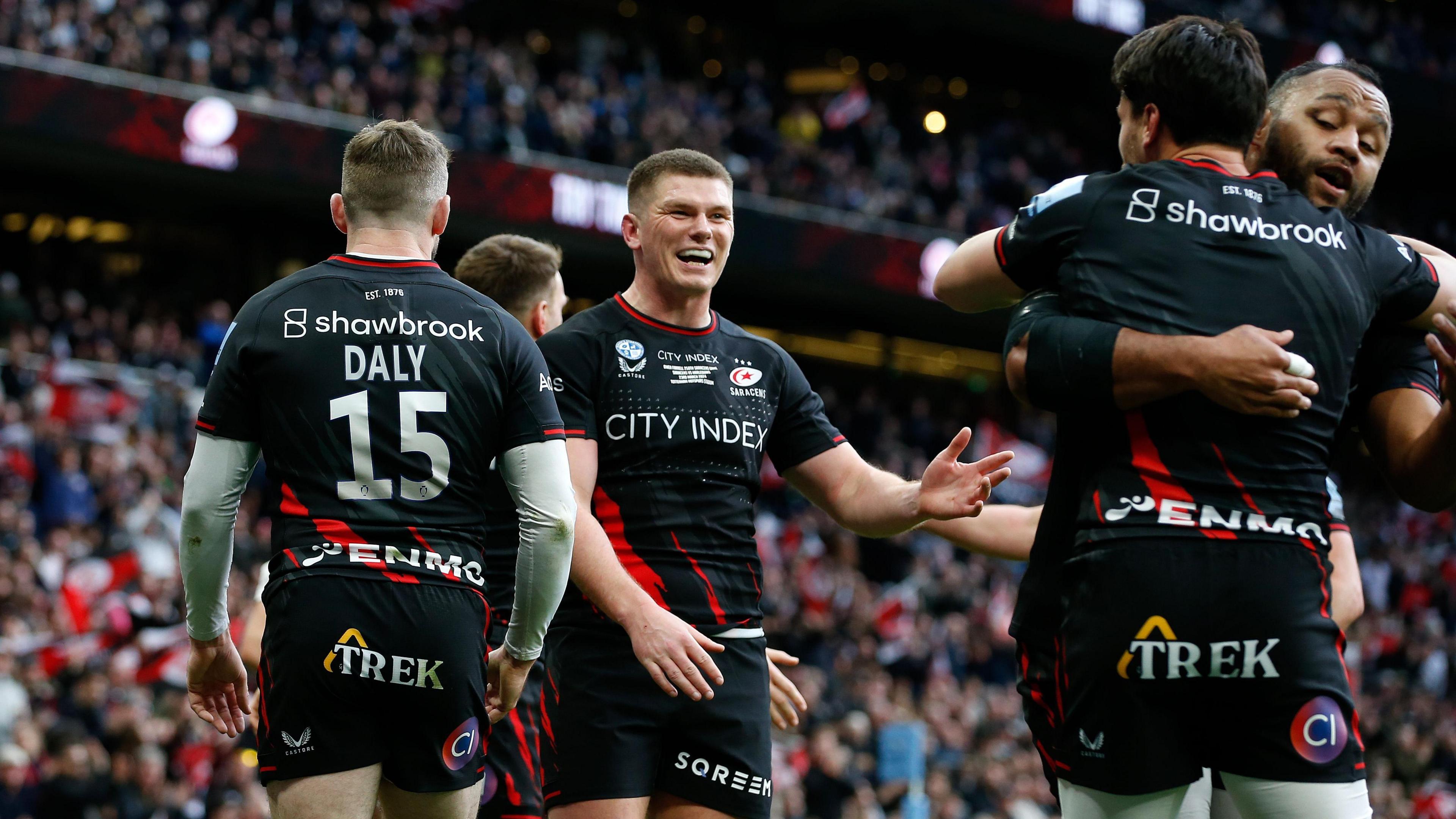 Owen Farrell celebrates with his Saracens teammates during their win against Harlequins at Tottenham Hotspur Stadium