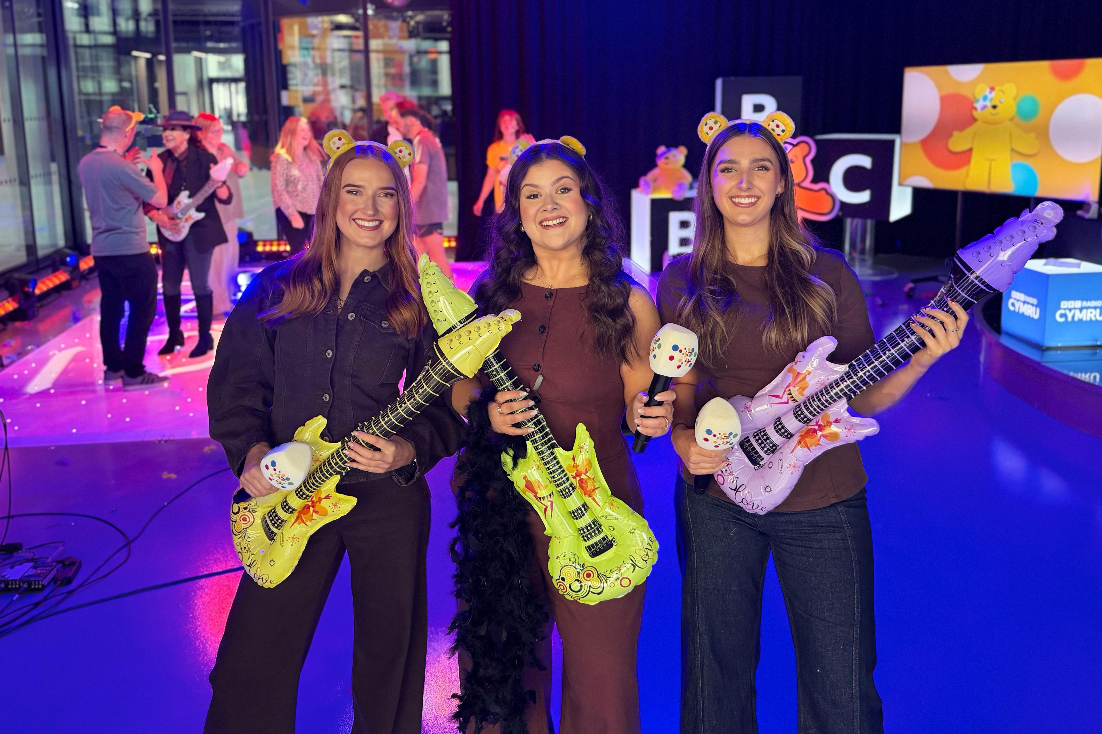 Cordia yn stiwdio Dawnsathon Trystan ac Emma