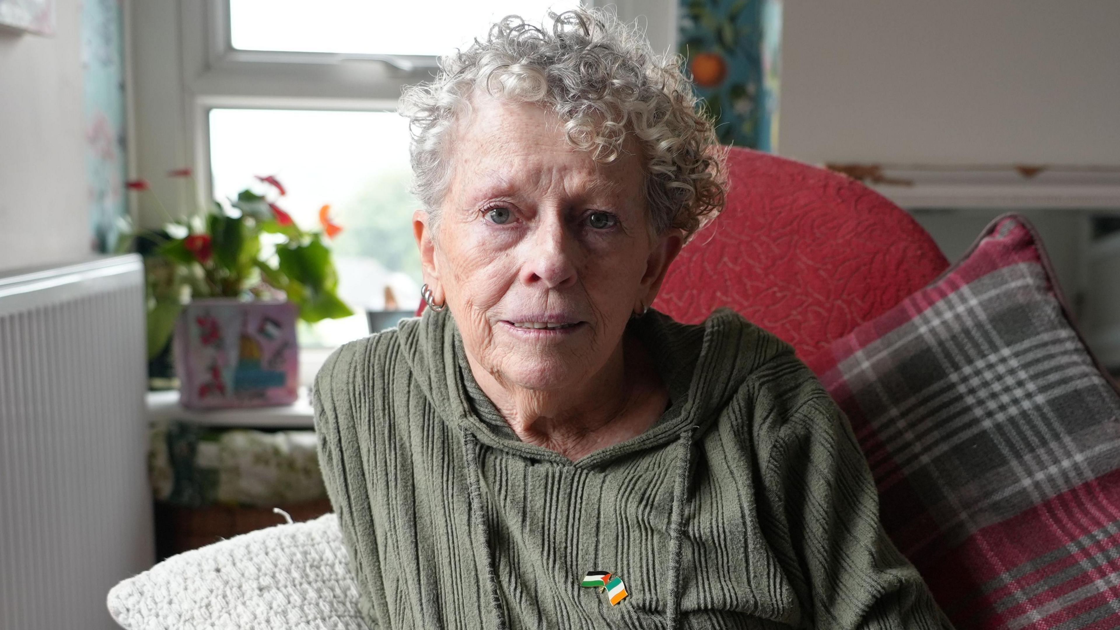 Cafodd yr ymgyrchydd Dee Murphy ei chadw yn y Lan Orllewinol dan feddiannaeth am hyd at 10 diwrnod
