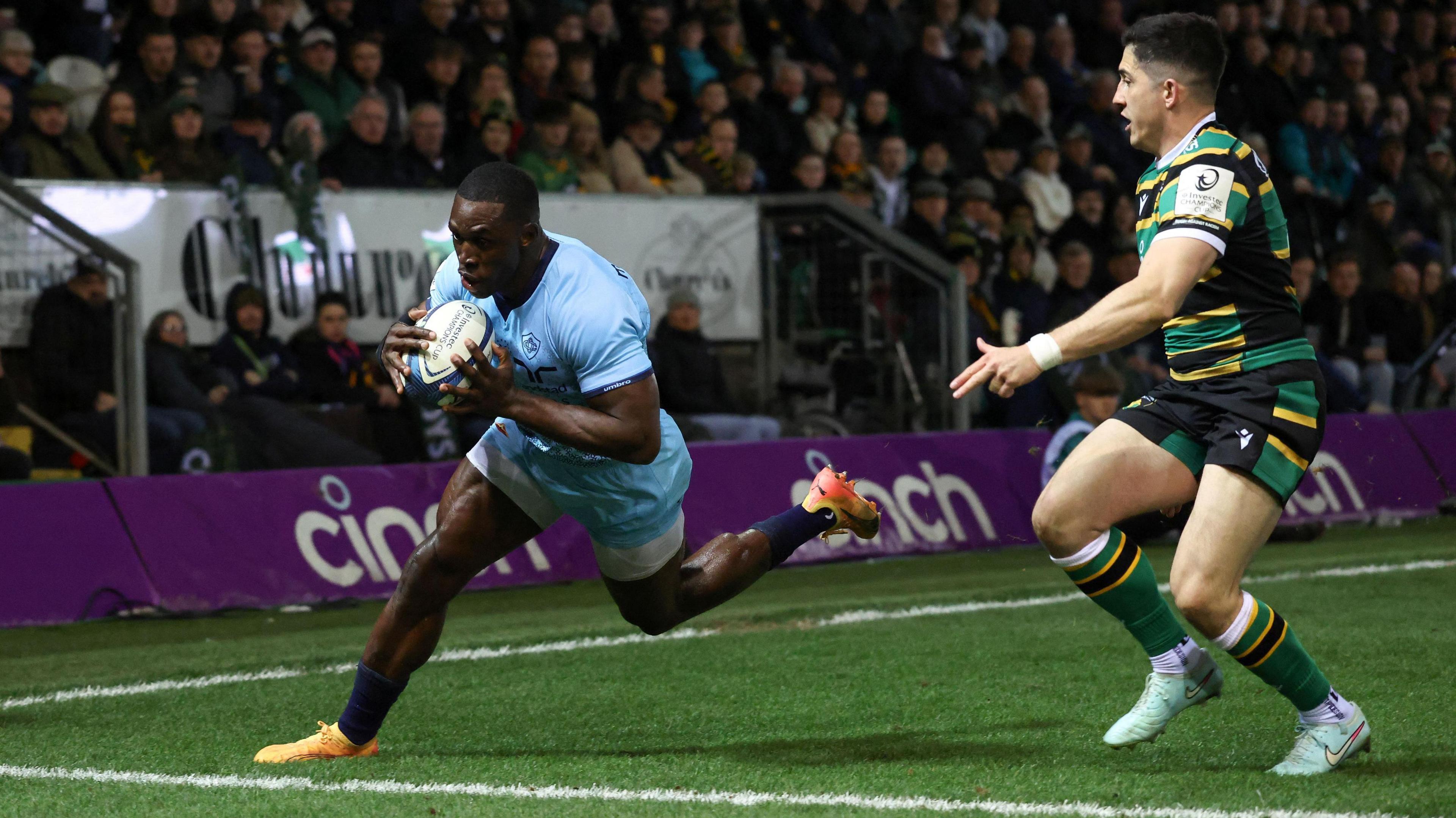 Christian Ambadiang scores a try for Castres