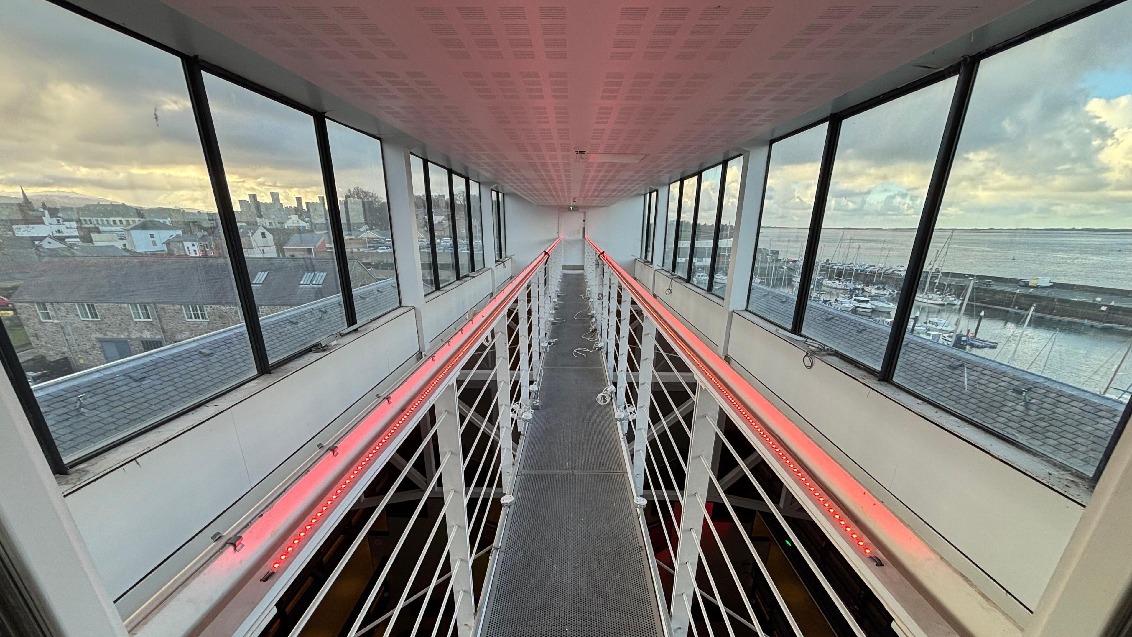 Llun o'r olygfa o lawr uchaf y Galeri