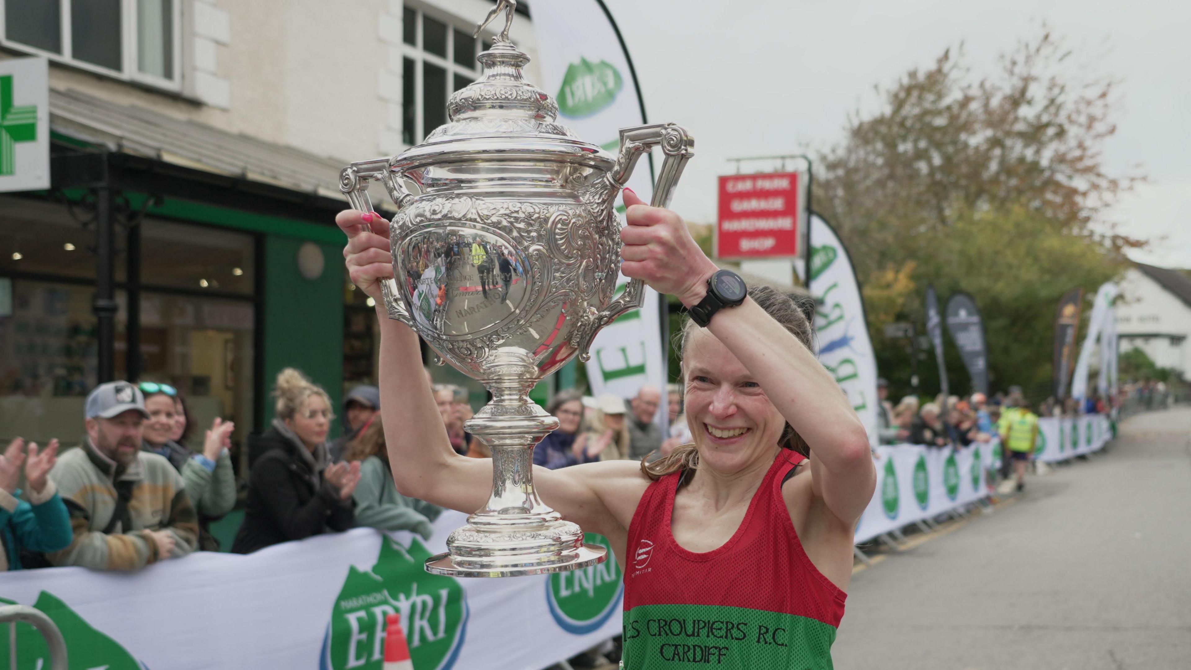 Louise Flynn o Gaerdydd enillodd ras y menywod gydag amser o 2:59:23