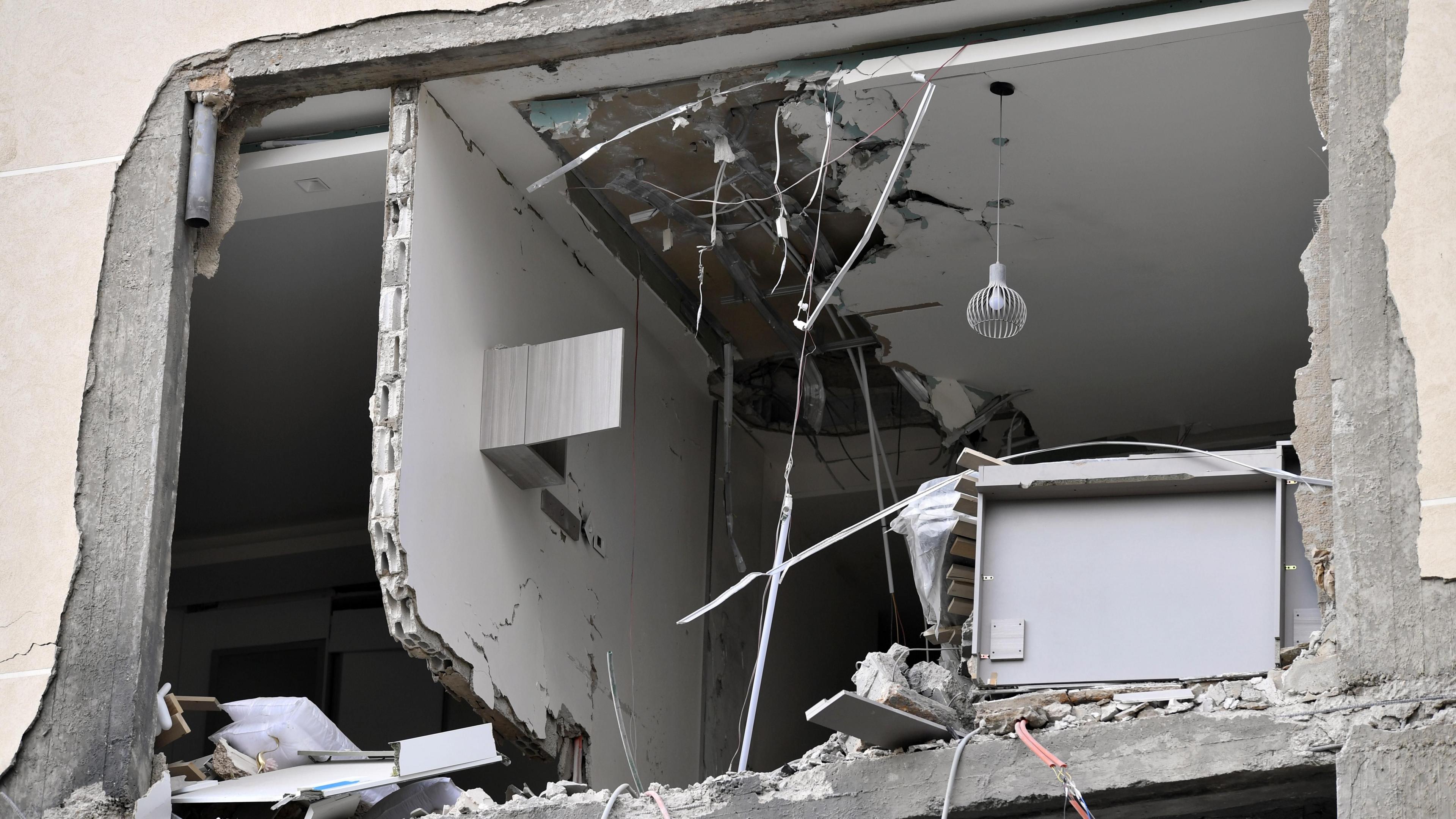 Damaged multi-storey residential building following an Israeli air strike in Aramoun, Lebanon (13 November 2024)