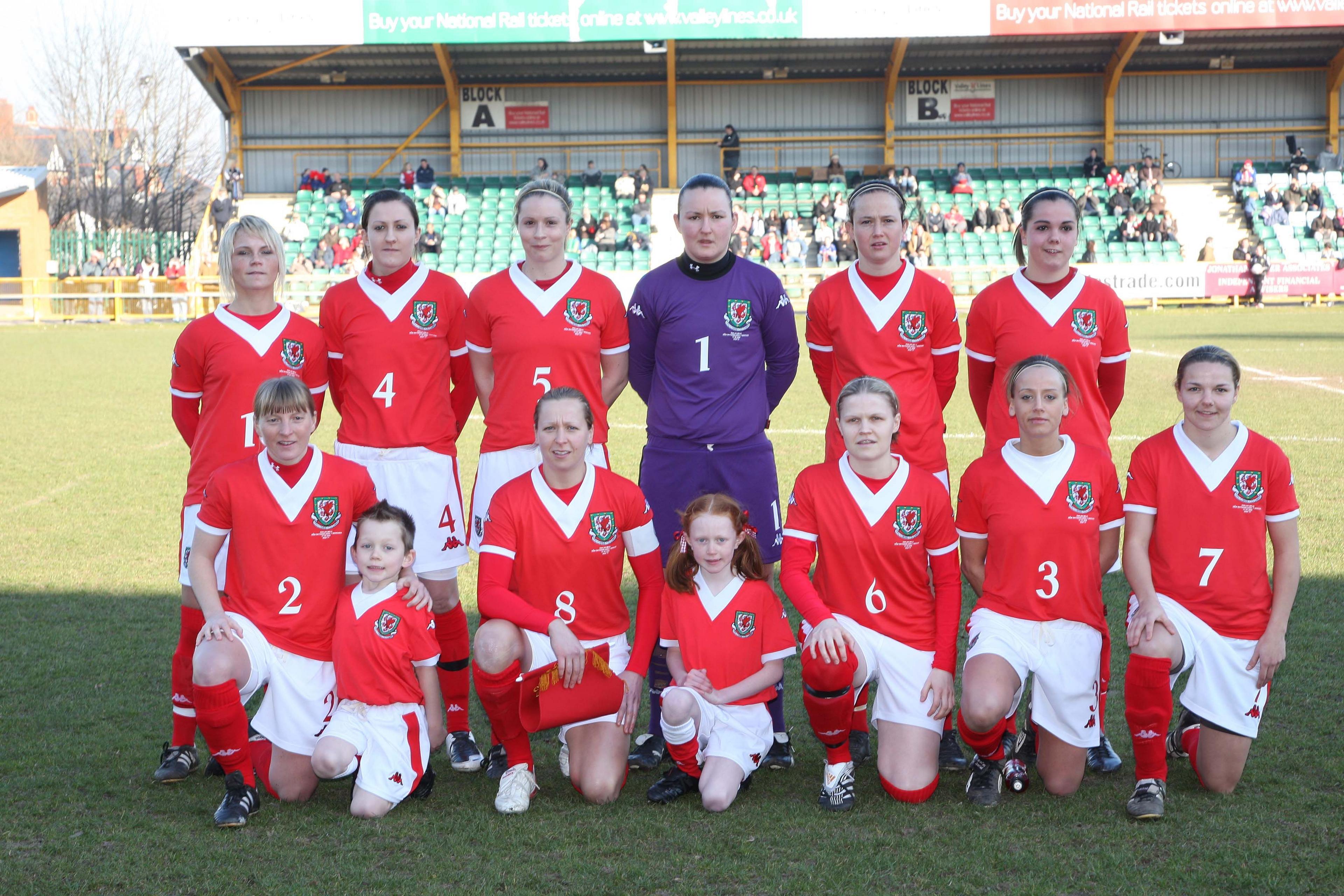 Jess Fishlock (chwith yn y rhes gefn) gyda Kath Morgan o'i blaen cyn gêm Cymru yn erbyn Gwlad Belg yn 2008 ar Barc Jenner.