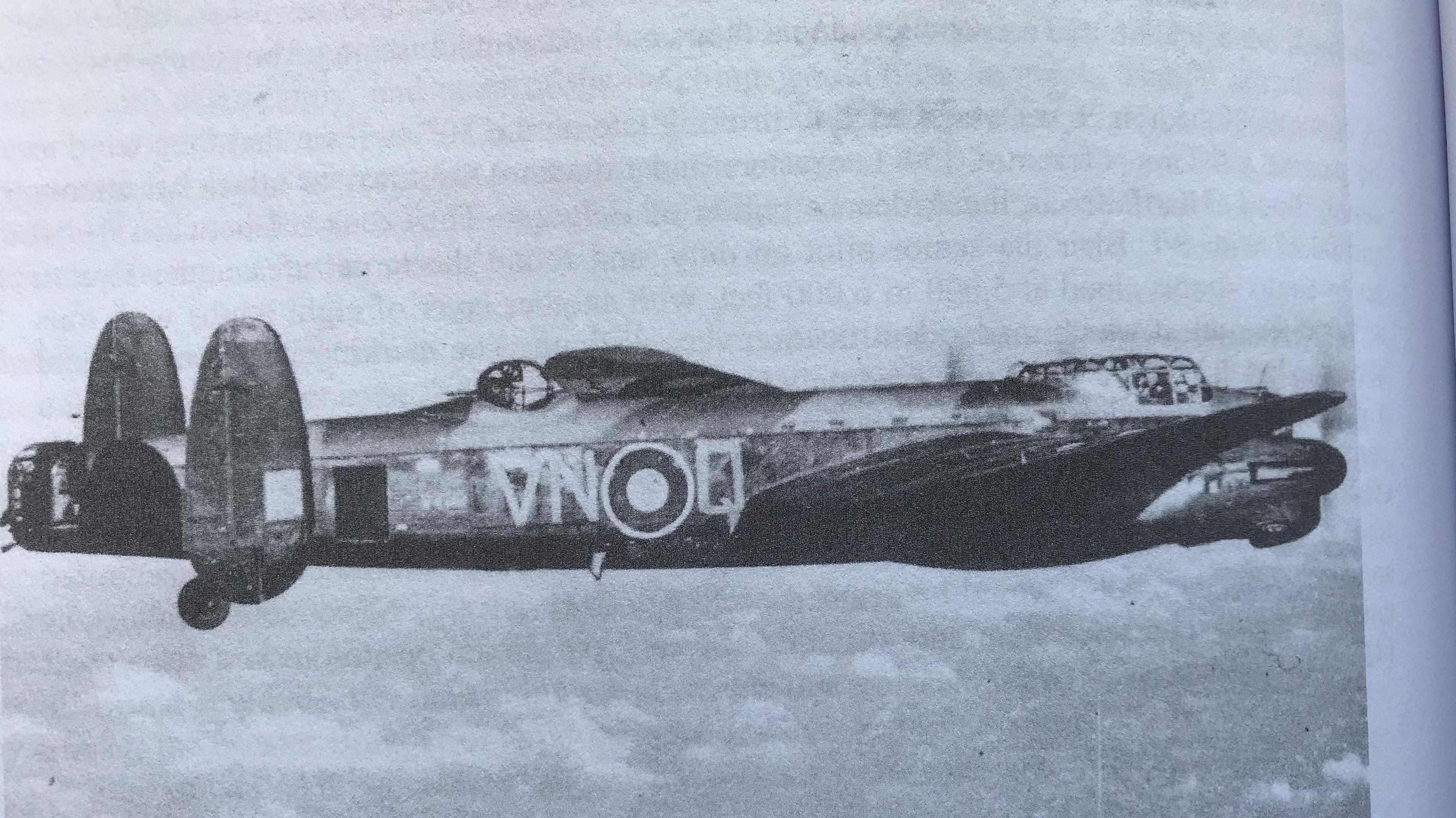 Evan Arthur Davies yn hedfan Lancaster VN-Q 50 Squadron RAF allan o Skellingthorpe ger Lincolm yn 1942.