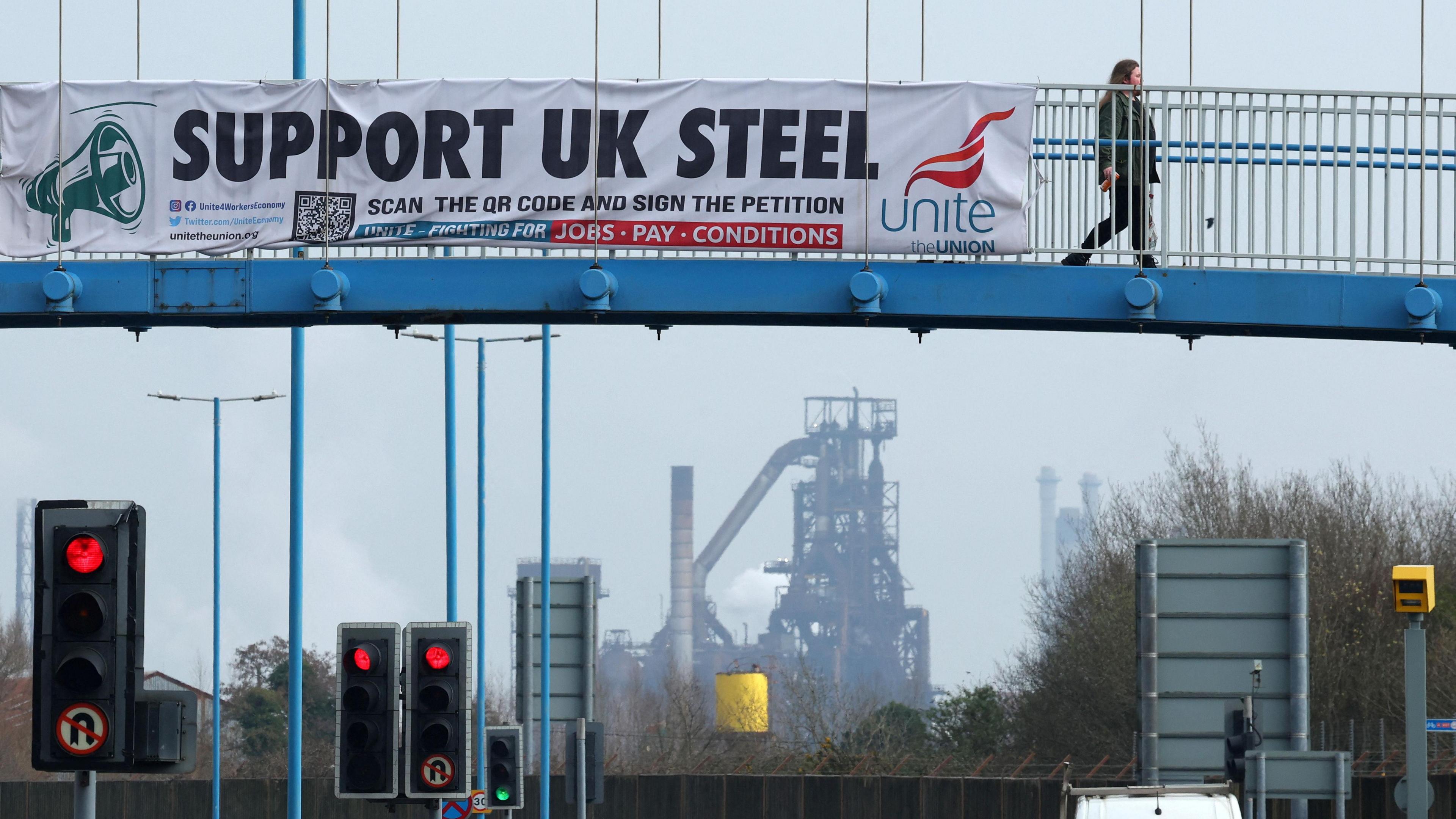 Banner undeb Unite yn cefnogi'r diwydiant dur, gyda ffwrneisi gweithfeydd dur Port Talbot yn y cefndir.