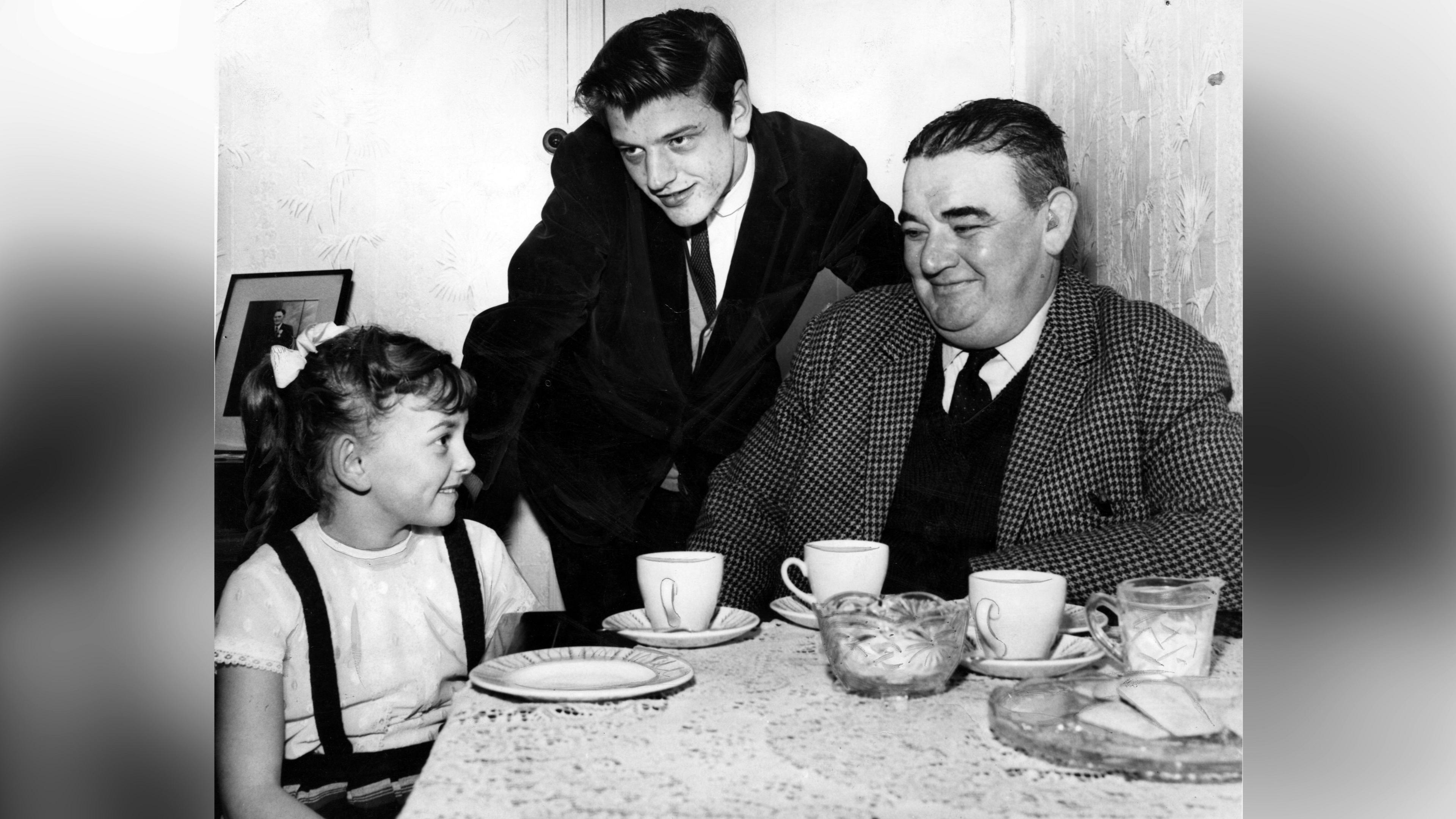Susan yn cael ei hailuno â'r heddwas Victor Jones