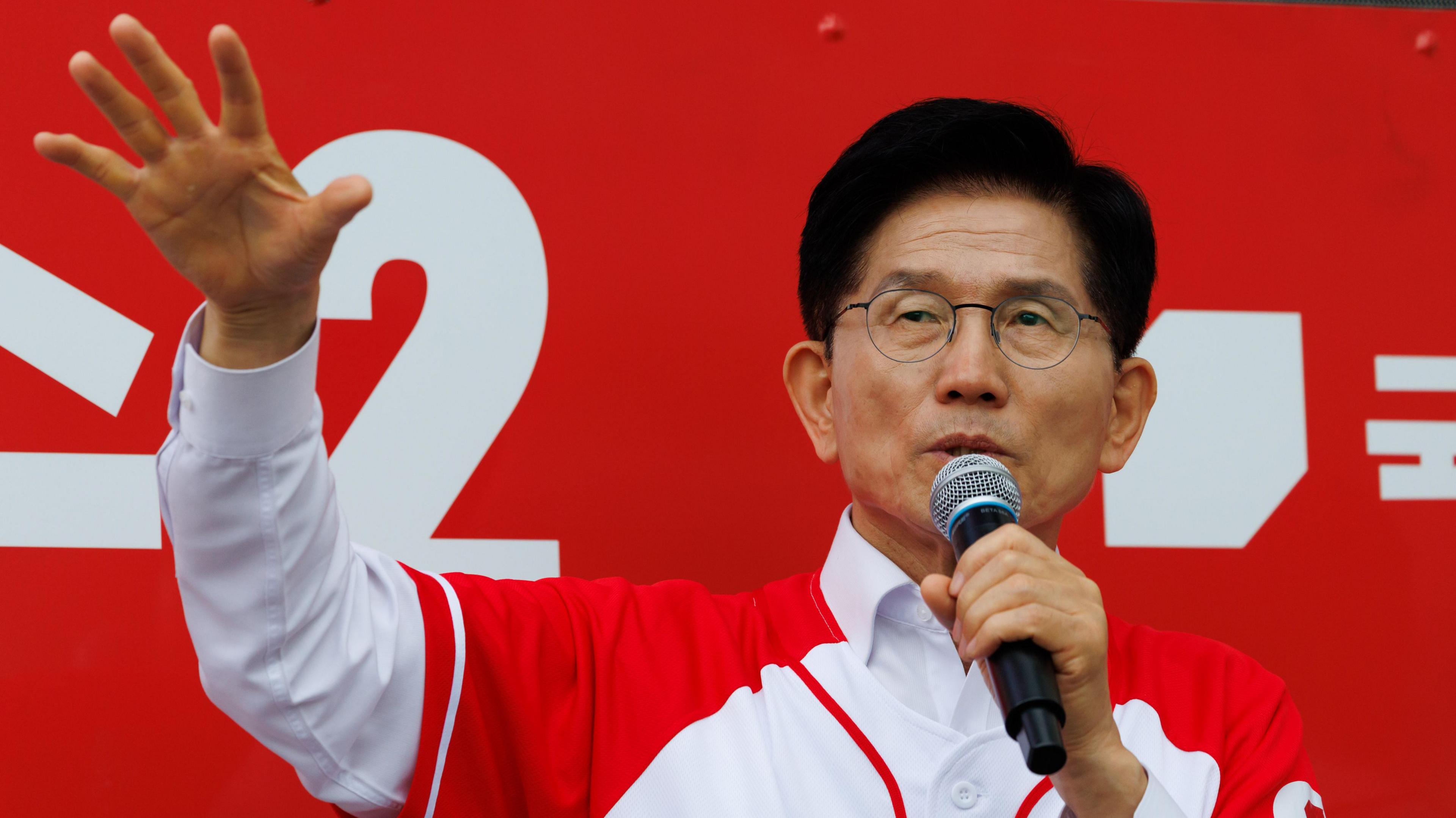 Kim Moon-soo speaking at a political rally