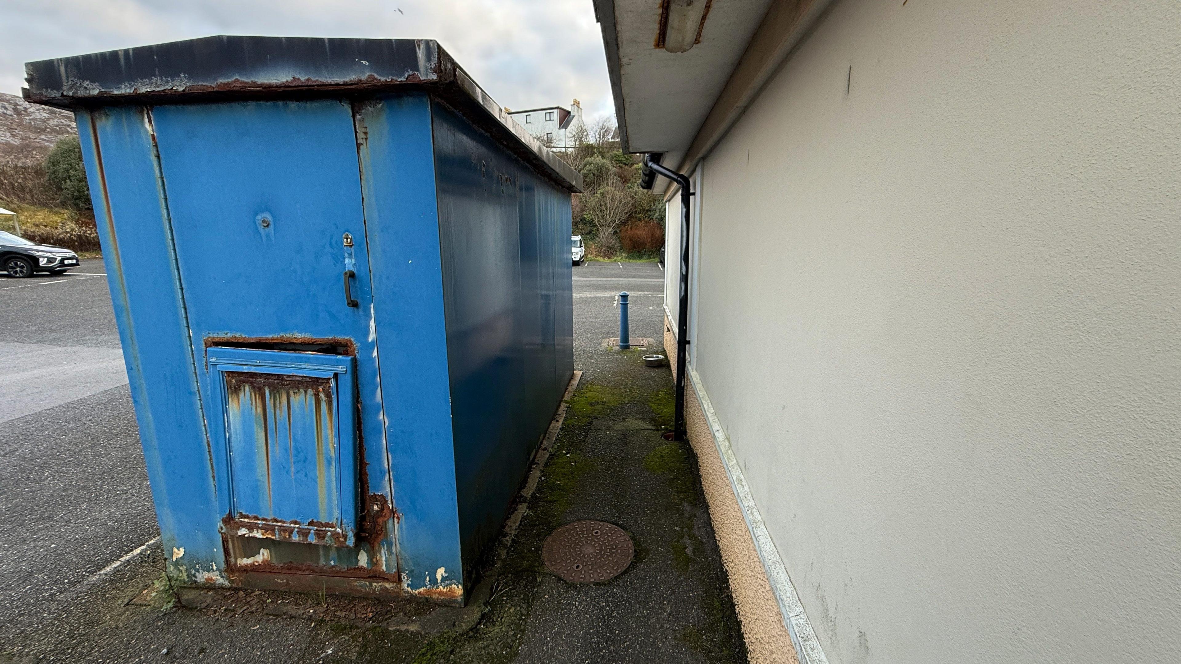 An togalach gorm anns a bheil inneal-airgid an Tairbeirt. 