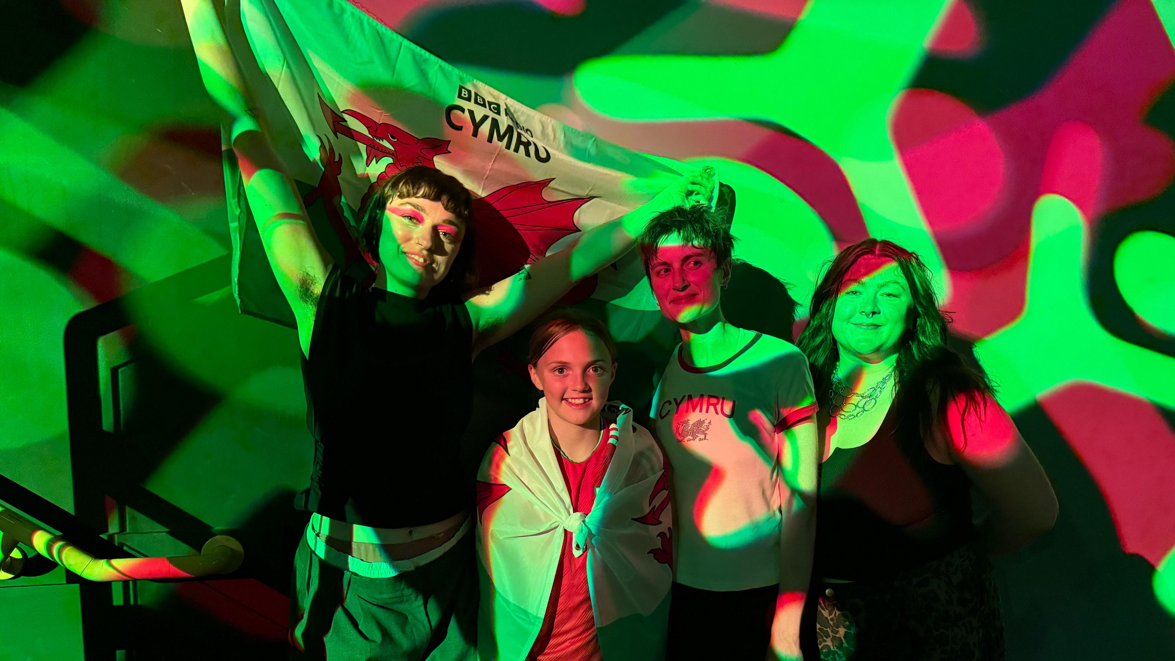 Adwaith a Maddie gyda baneri Cymru