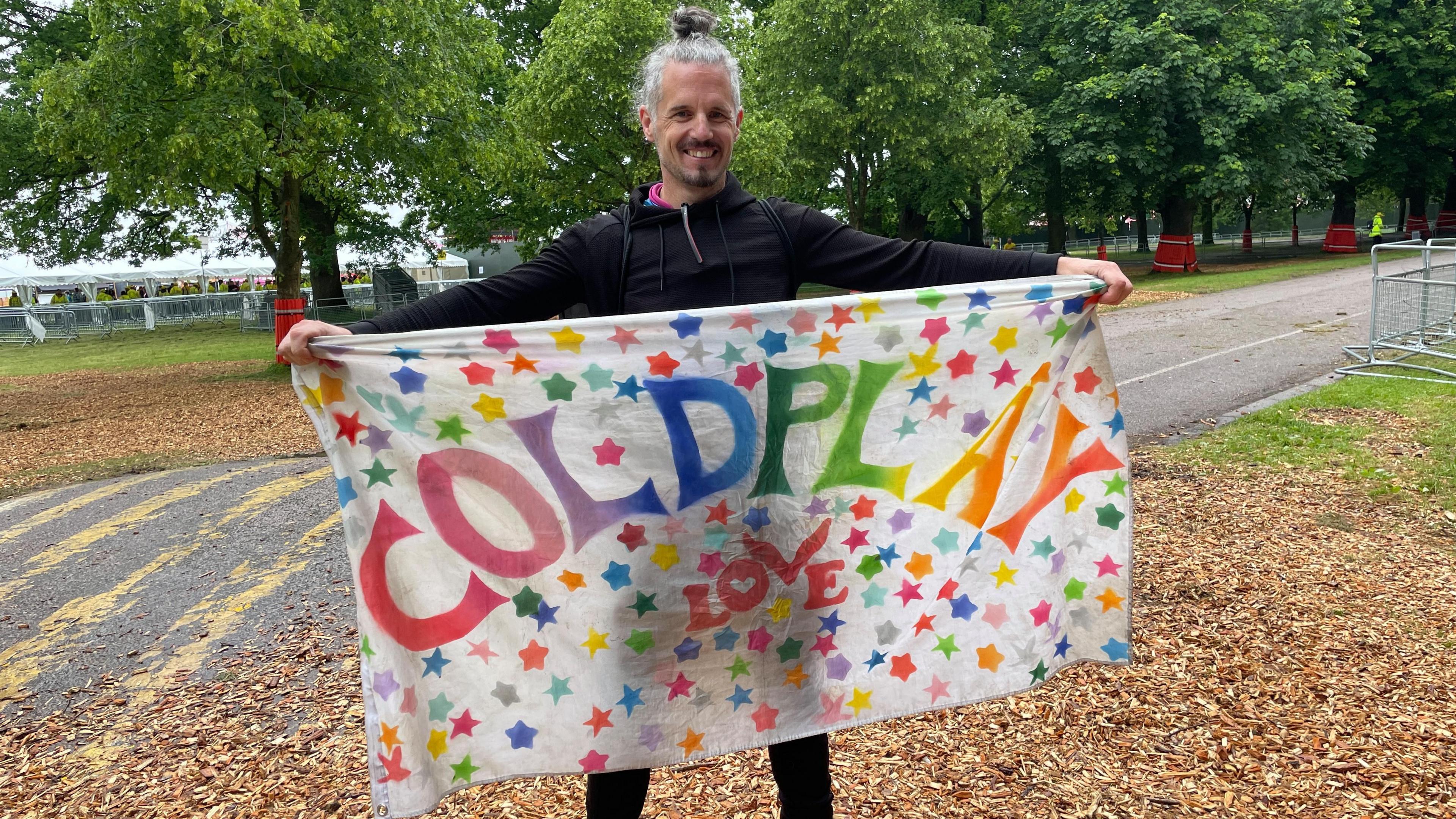 Timo Kankasta holding a hand made Coldplay sign