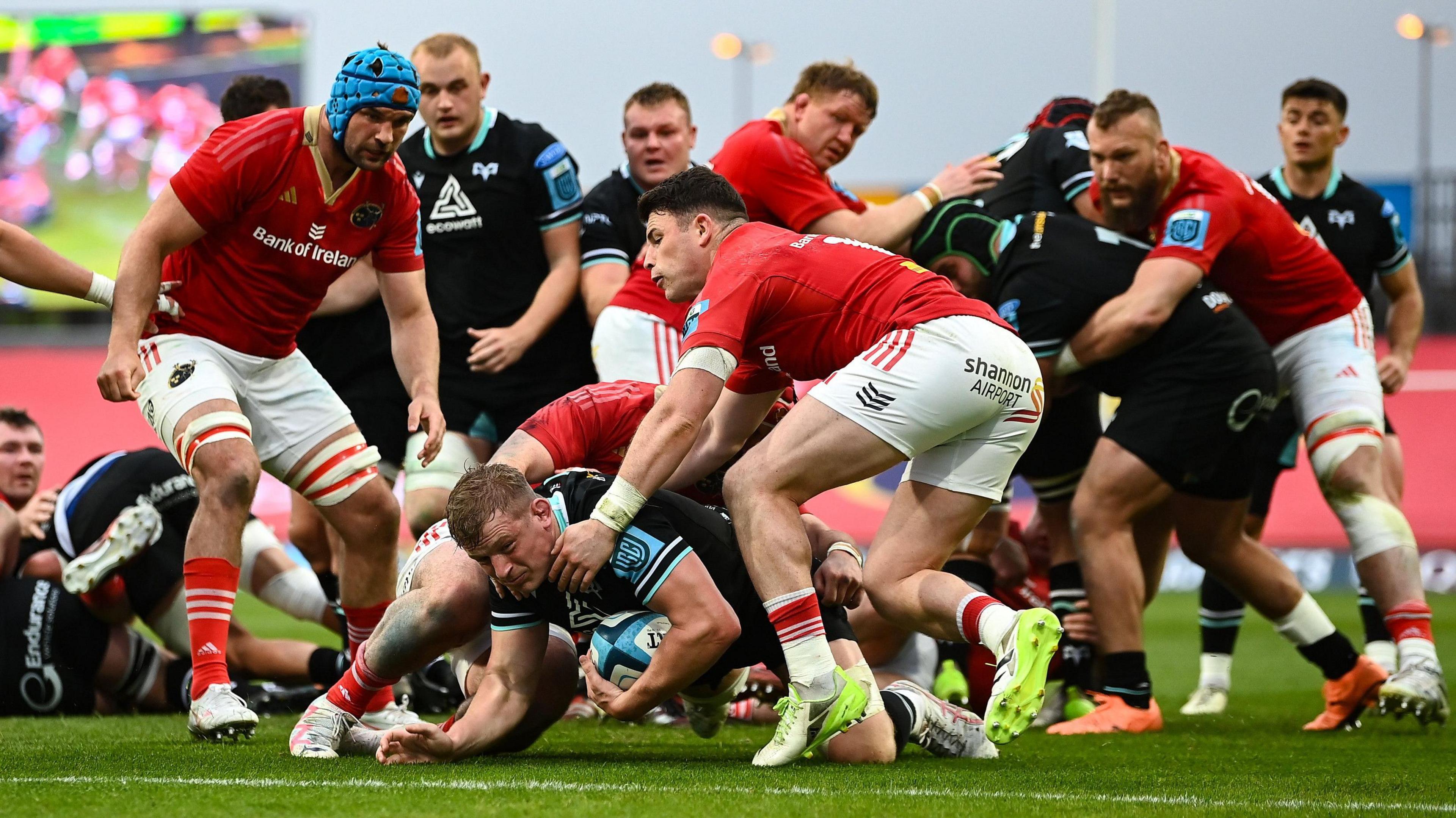 Jac Morgan is tackled by Munster players